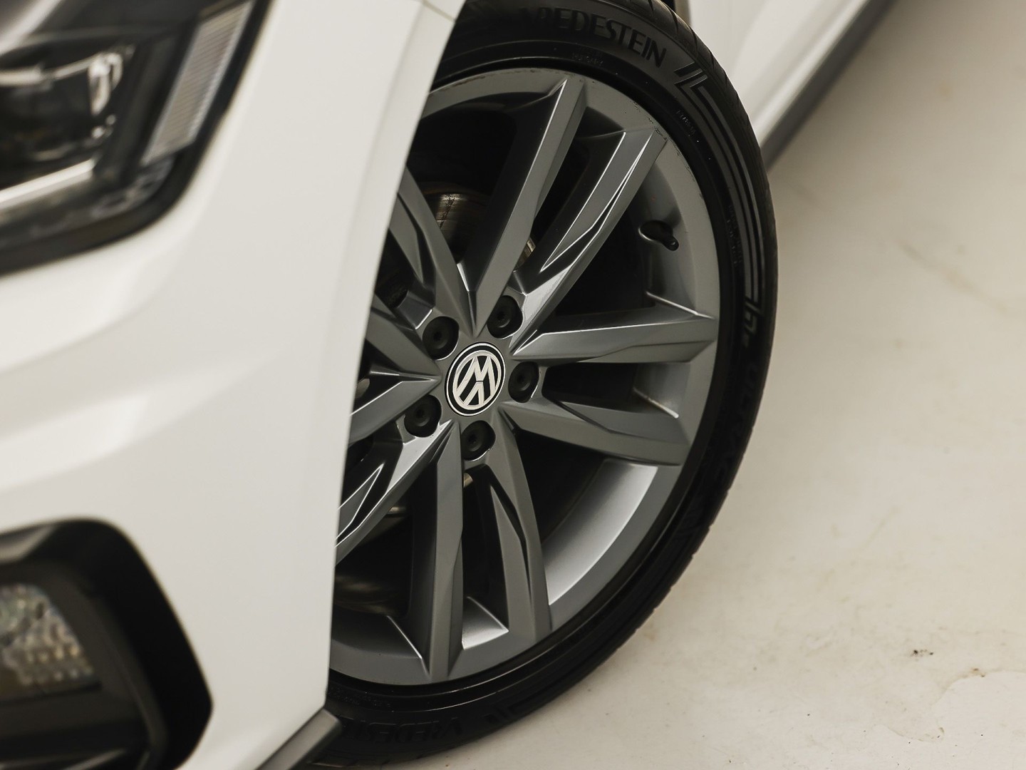 Volkswagen Polo 1.0 TSI R-Line Sport Automaat (VIRTUAL COCKPIT, ZWART HEMEL, GROOT NAVI, CLIMATE, LEDER, SPORTSTOELEN, GETINT GLAS, LM VELGEN, ADAPTIVE CRUISE, NIEUWSTAAT)