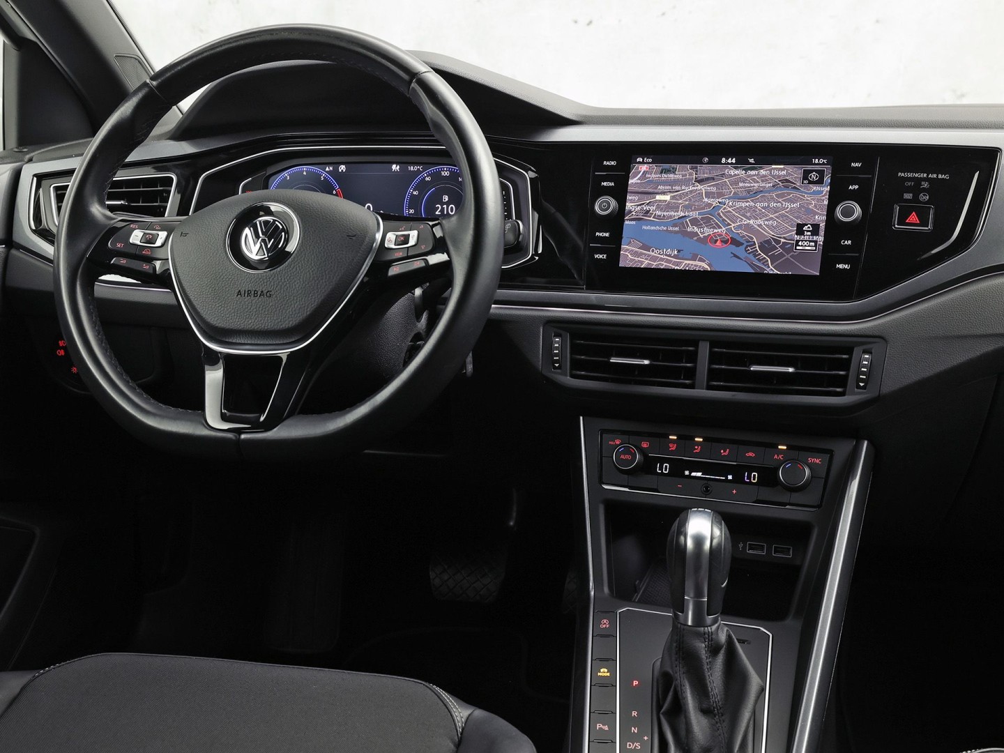 Volkswagen Polo 1.0 TSI R-Line Sport Automaat (VIRTUAL COCKPIT, ZWART HEMEL, GROOT NAVI, CLIMATE, LEDER, SPORTSTOELEN, GETINT GLAS, LM VELGEN, ADAPTIVE CRUISE, NIEUWSTAAT)
