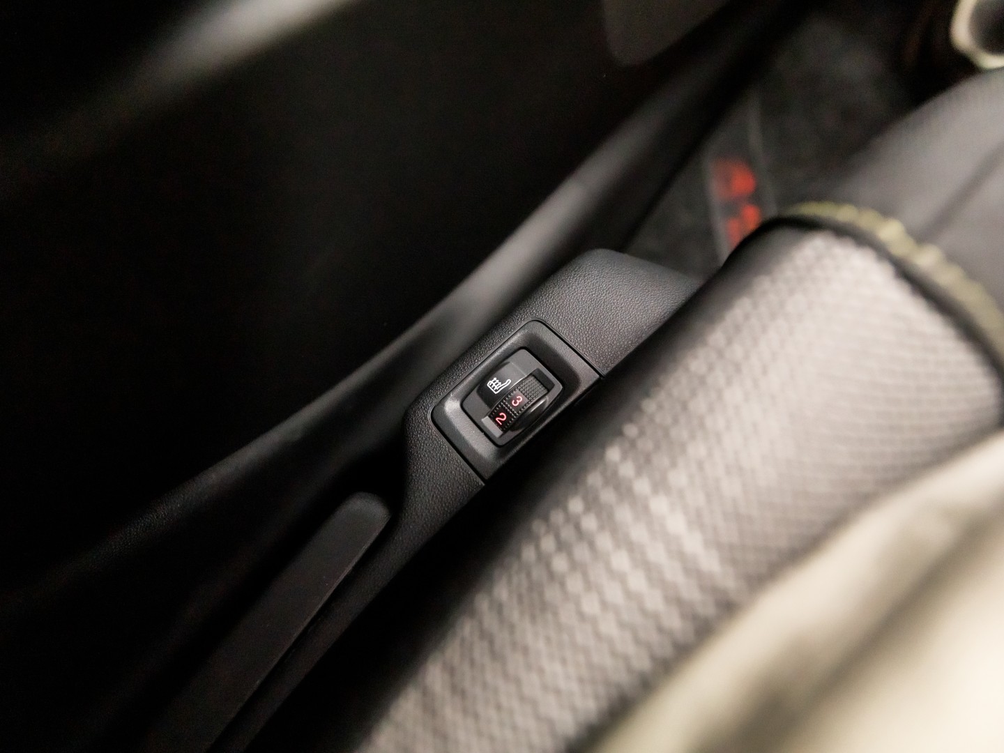 Citroën C3 1.2 PureTech S&S Shine Sport 110Pk (APPLE CARPLAY, GROOT NAVI, STOELVERWARMING, SPORTSTOELEN, CRUISE, LANE ASSIST, NIEUWSTAAT)