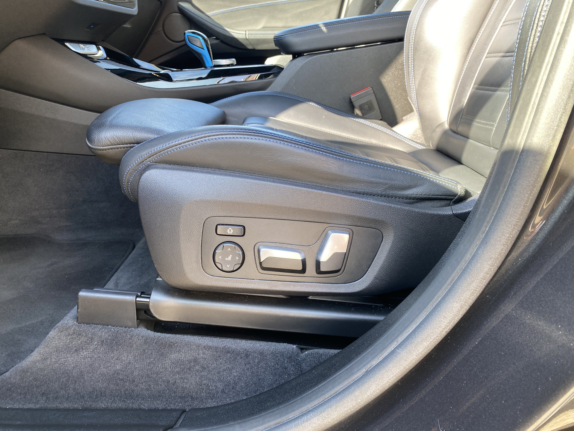 BMW iX3 M Sport High Executive 80 kWh | 1e eigenaar | dealer onderhouden | panoramadak | leder interieur | SOH accu 99.5%