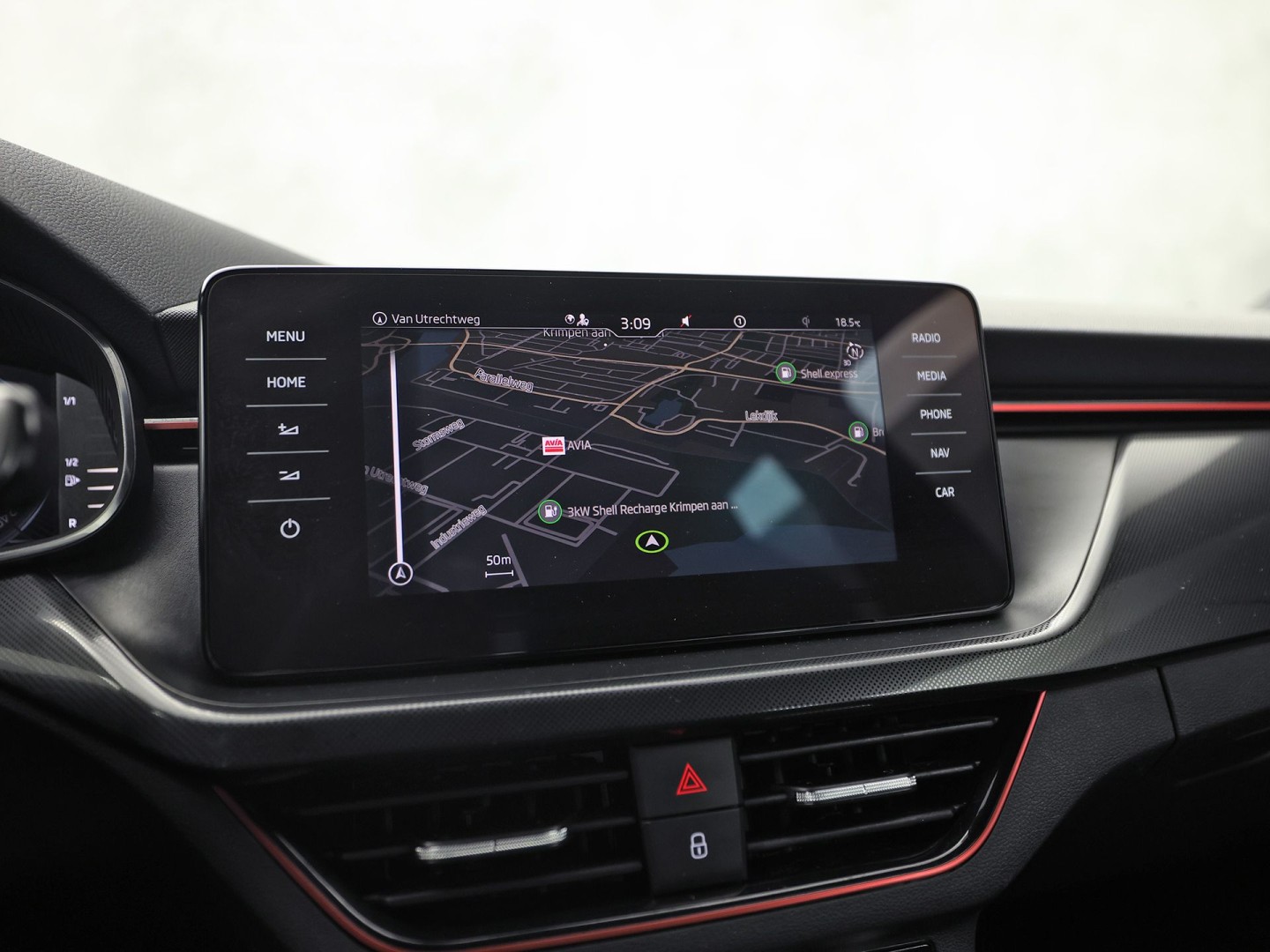 Škoda Kamiq 1.0 TSI Sport Automaat (KUIPSTOELEN, VIRTUAL COCKPIT, APPLE CARPLAY, GROOT NAVI, STOELVERWARMING, ADAPTIVE CRUISE, GETINT GLAS, ZWART HEMEL, NIEUWSTAAT)