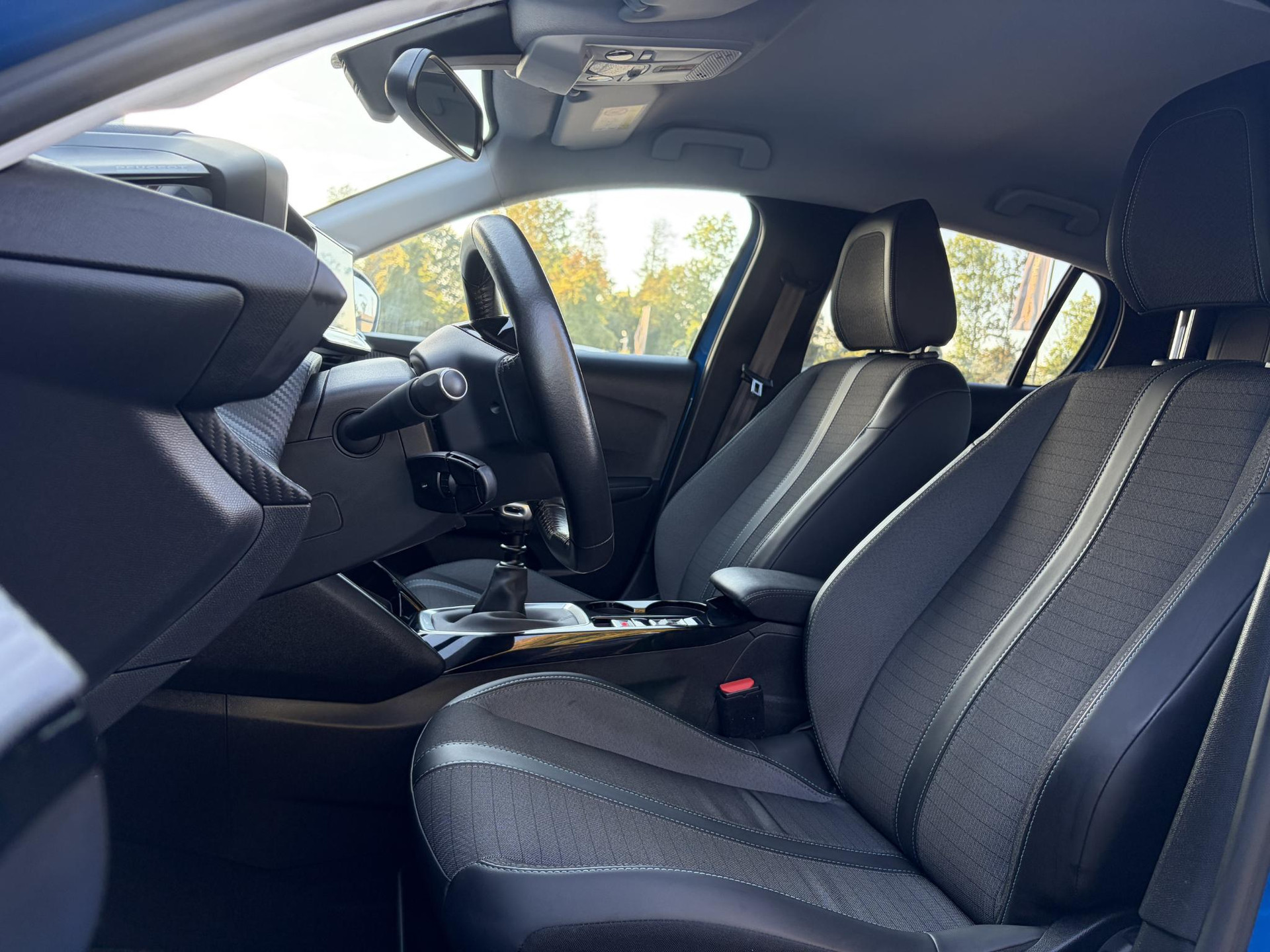 Peugeot 208 1.2 PureTech Allure ✓D-riem vv in 10-2025✓1e Eigenaar✓360° Camera✓Carplay✓Navi✓101pk✓LED✓Clima✓Cruise✓6 Bak✓Pdc✓Lm velgen✓Halfleder✓Recent beurt gehad✓N.A.P✓Apk tot 08-2028