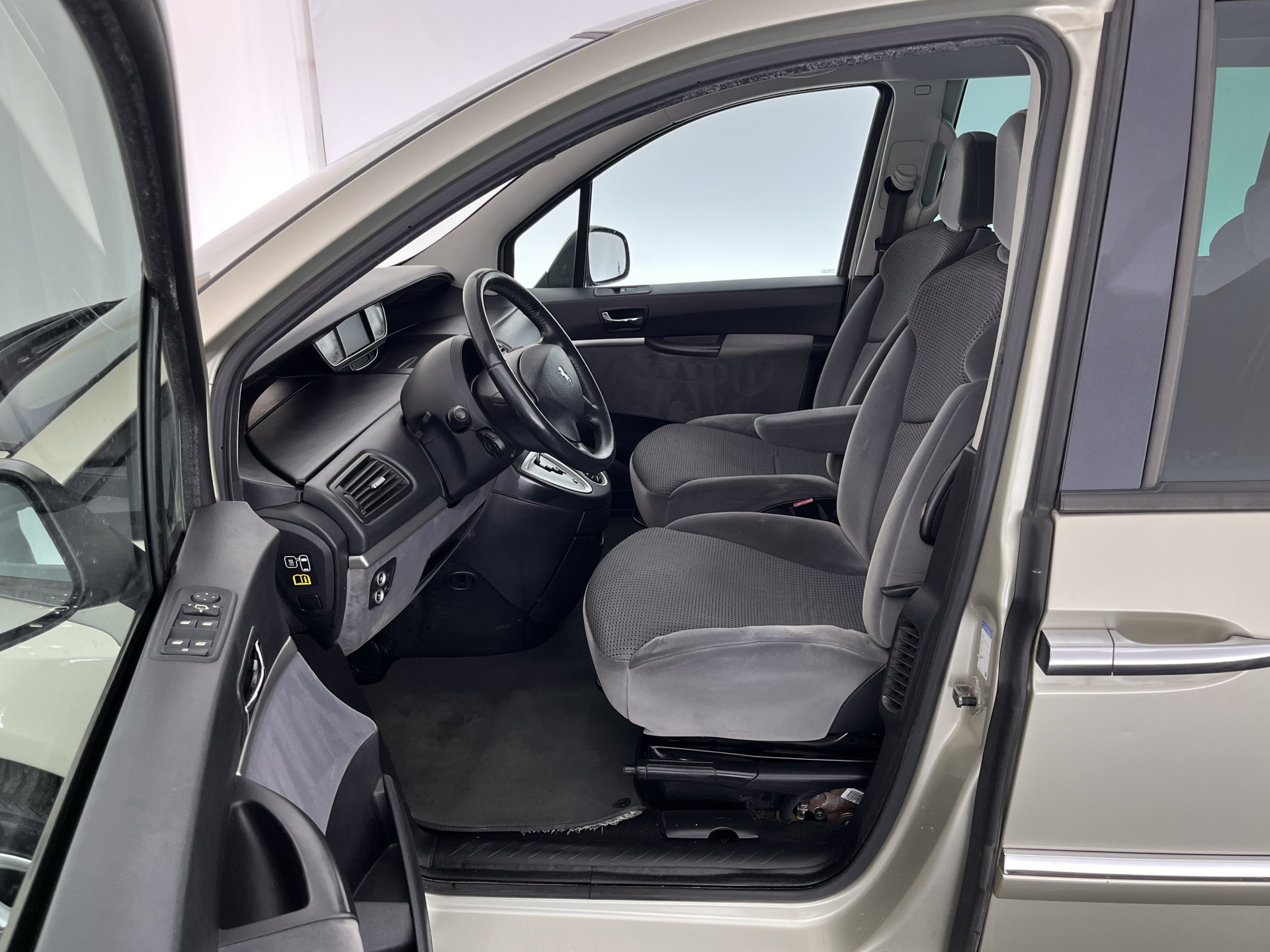 Peugeot 807 2.0 HDiF ST [ 7-Pers. ] Aut. *NAVI-FULLMAP | XENON | VELOURS-COMFORT-SEATS | HEATED-SEATS | ECC | PDC | CRUISE | TOWBAR | 16''ALU*