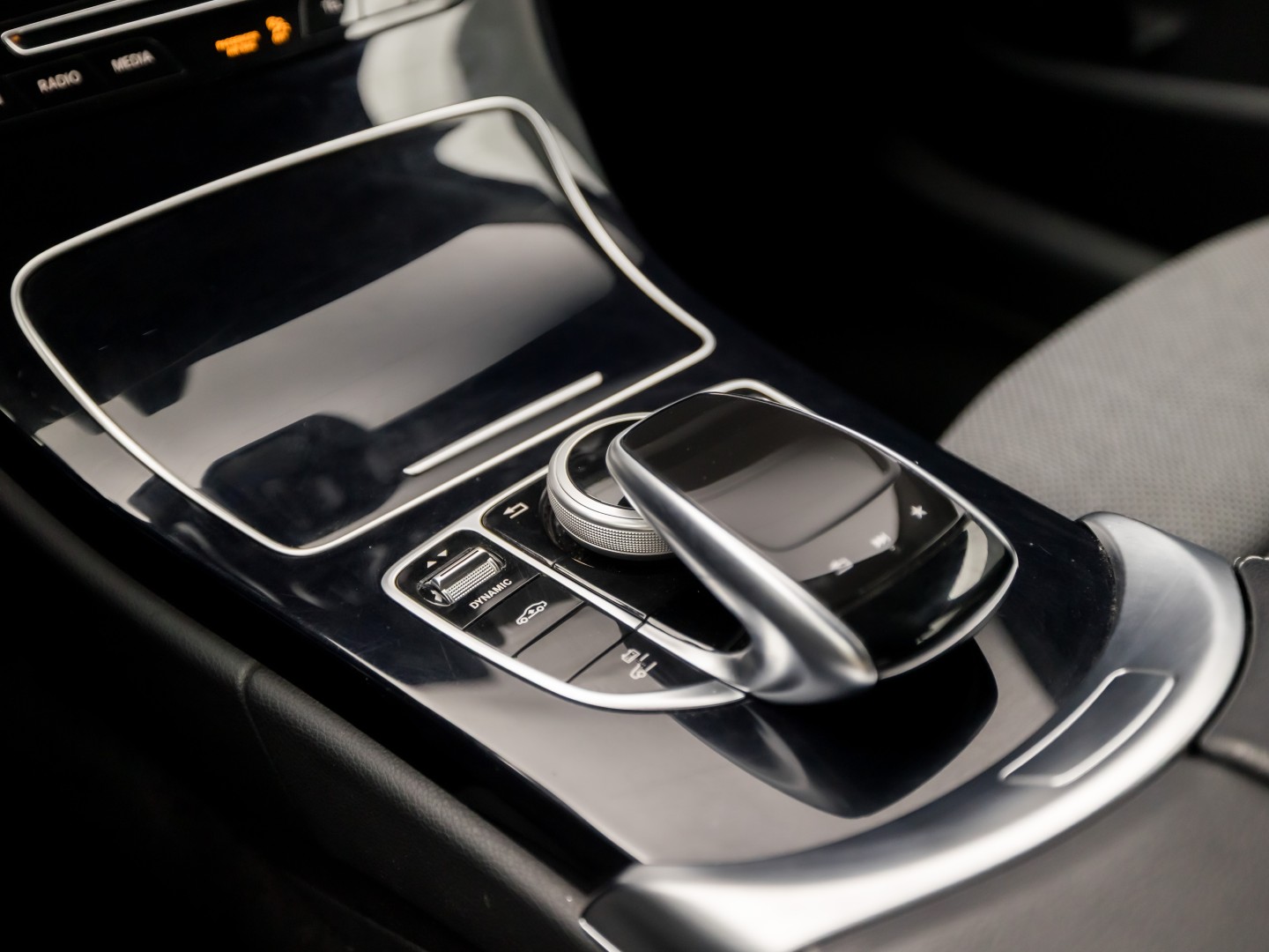 Mercedes-Benz C-Klasse 350 e AMG Sport 279Pk Automaat (NAVIGATIE, LUCHTVERING, ORG. NL, GETINT GLAS, ELEK SPORTSTOELEN, LEDER, CRUISE, KEYLESS START, TREKHAAK, NIEUWSTAAT)