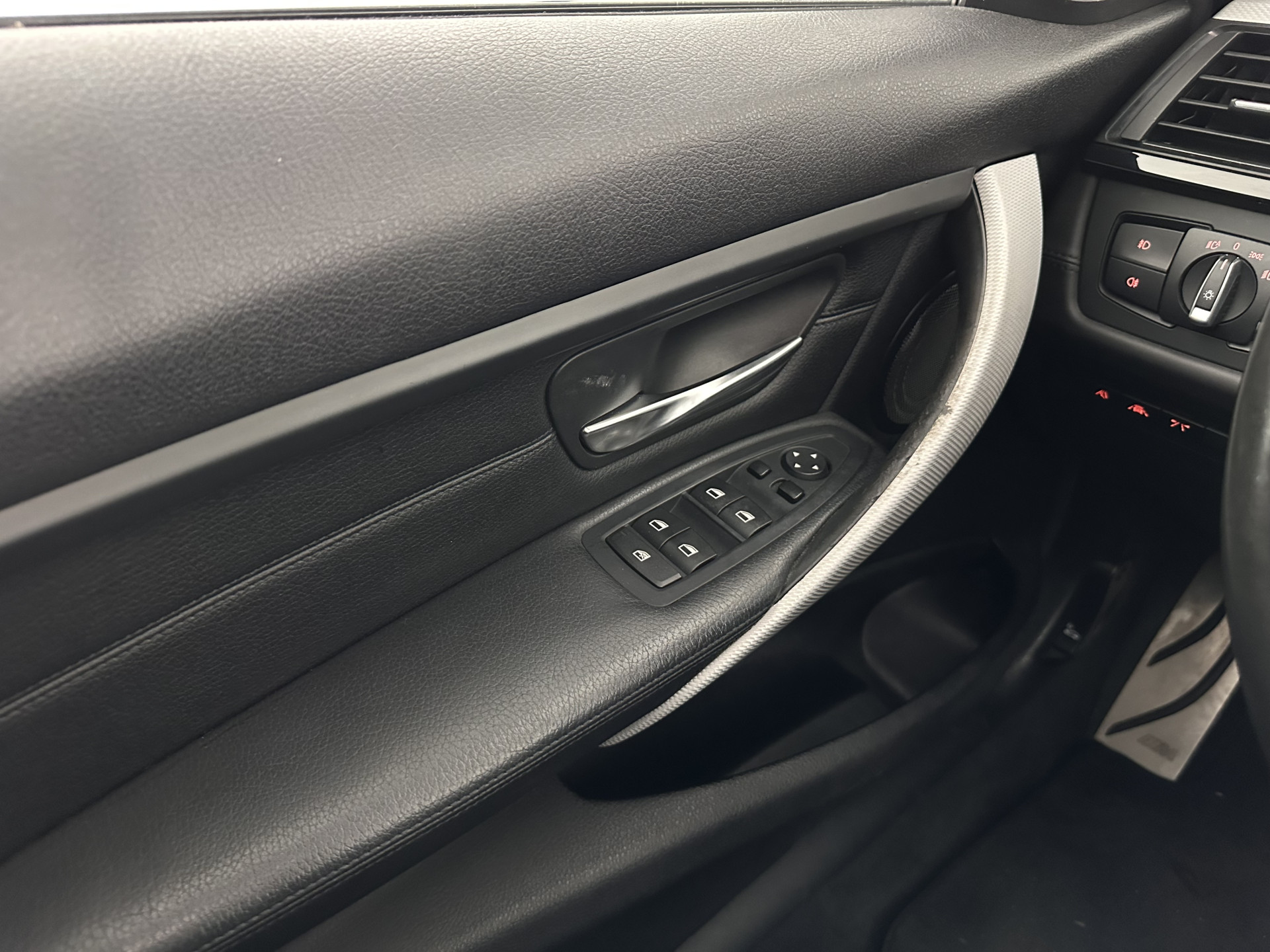 BMW 3-serie 330d M-Sportpack High Executive Aut. *PANO | LEATHER | XENON | ADAPTIVE-CRUISE | HARMAN/KARDON | MEMORY-PACK | BLINDSPOT | HEATED-SPORTSEATS | CAMERA | DAB | KEYLESS | ECC | HEAD-UP | PDC | SHIFTPADDLES | TOWBAR |  18''ALU