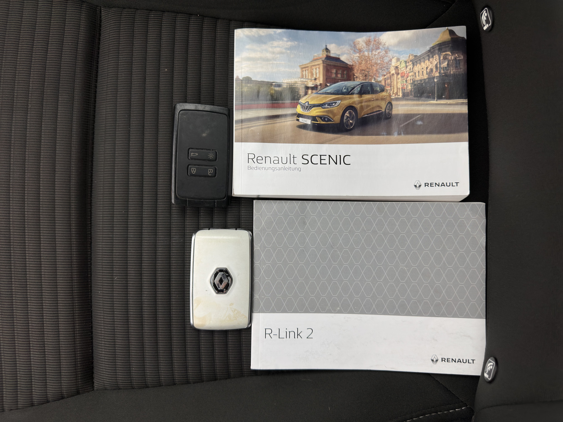 Renault Grand Scénic 1.3 TCe Business Zen [ 7-Pers. ] (INCL-BTW) *NAVI-FULLMAP | COMFORT-SEATS | DIGI-COCKPIT | ECC | PDC | CRUISE | PRIVACY-GLASS | DAB | CARPLAY*