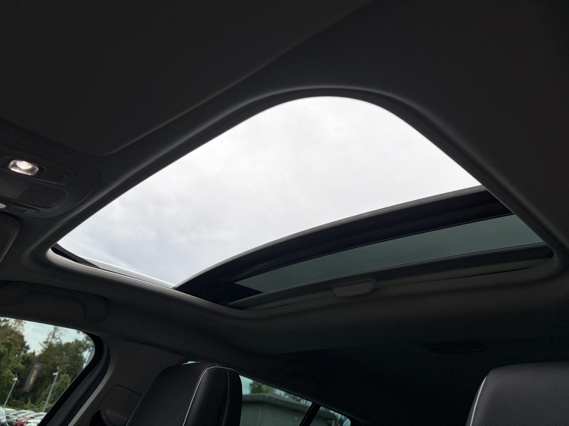 Renault Mégane Estate 1.2 TCe Bose ✓2 Eigenaar✓Pano✓Camera✓Net beurt gehad✓Navi✓Keyless✓Clima✓Cruise✓Leder✓131pk✓Pdc V+A✓6 Bak✓Rijstrooksensor✓Dodehoeksensor✓17'' Lm velgen✓N.A.P✓Apk tot 09-2027