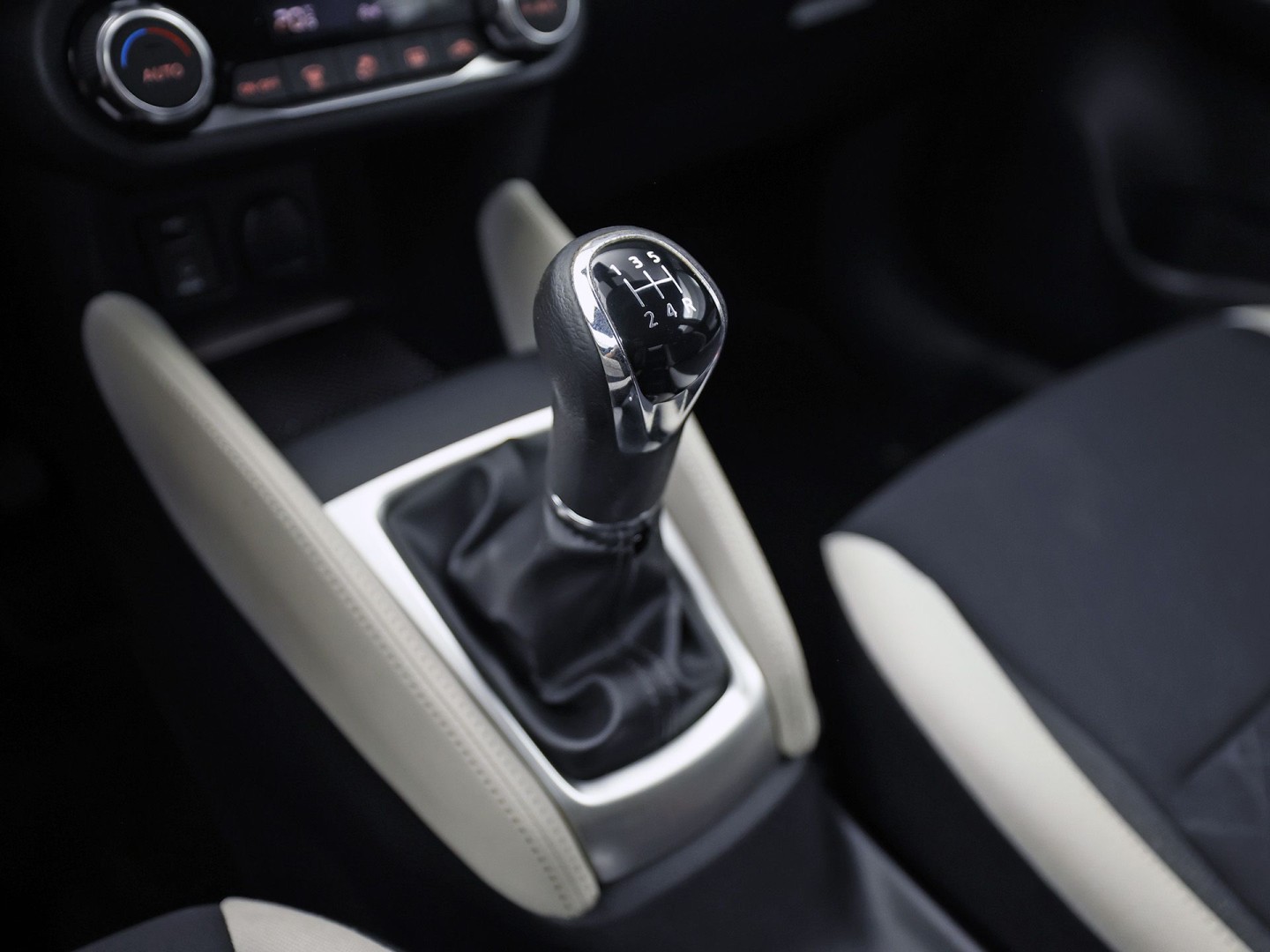 Nissan Micra 0.9 IG-T N-Connecta Sport (NAVIGATIE, CLIMATE, CAMERA, GETINT GLAS, SPORTSTOELEN, ELEK RAMEN, CRUISE, NIEUWSTAAT)