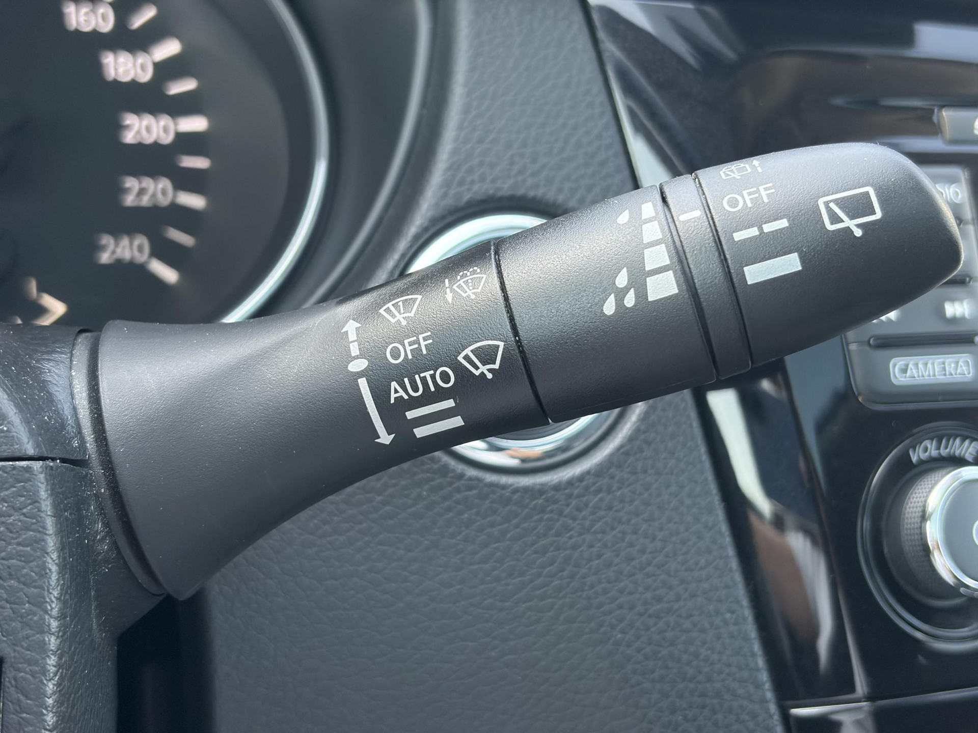 Nissan Qashqai 1.2 N-Connecta 360° Camera,Pano,Trekhaak,Navi,Clima,Cruise,Pdc V+A,Lm velgen,6 Bak,Dakrails,N.A.P,115pk,Apk tot 11-2026