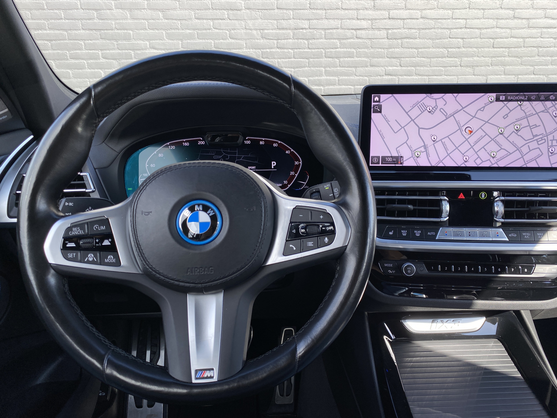 BMW iX3 M Sport High Executive 80 kWh | 1e eigenaar | dealer onderhouden | panoramadak | leder interieur | SOH accu 99.5%