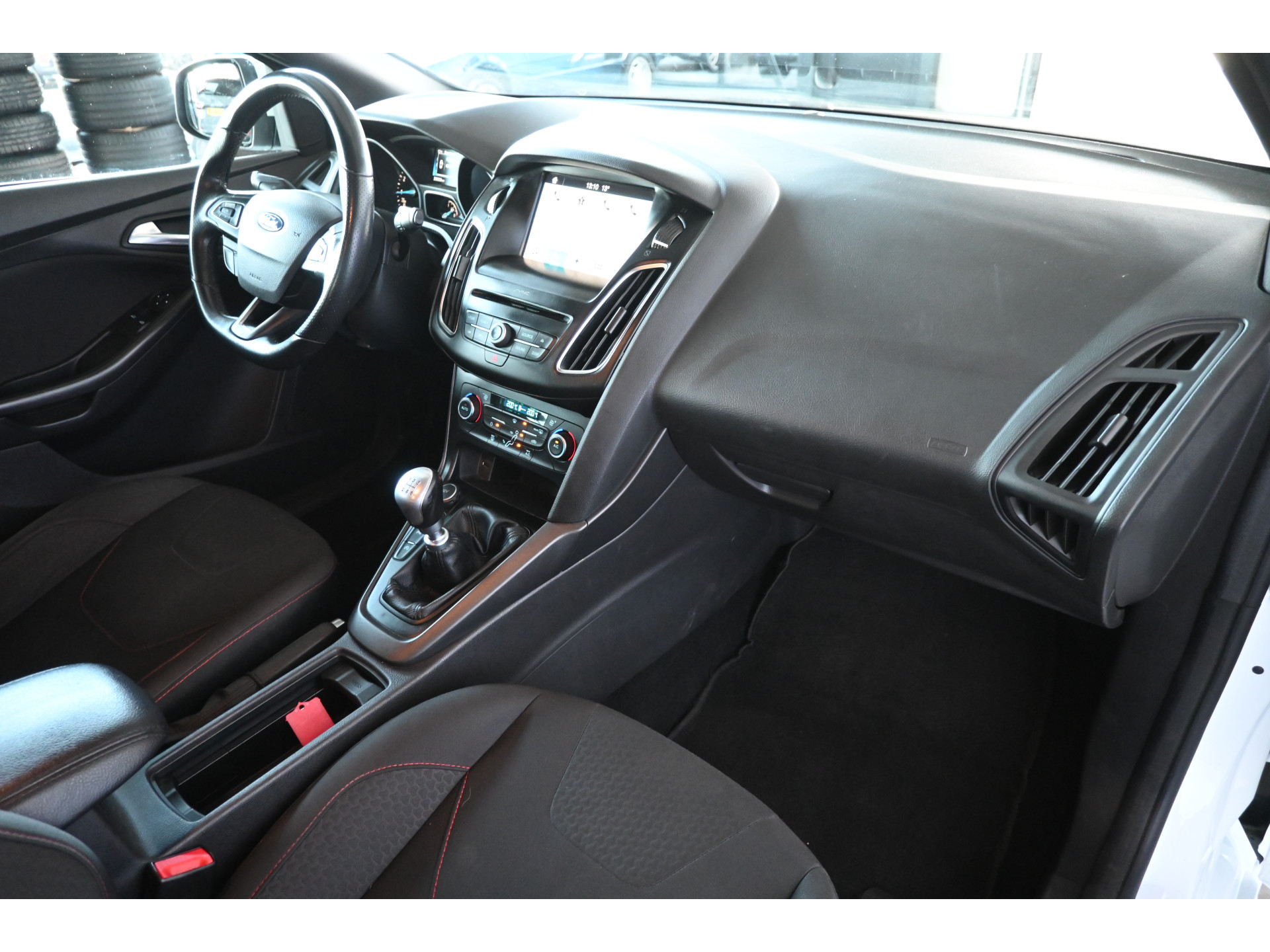 Ford Focus Wagon 1.5 ST-Line Clima Navigatie Cruise Control Trekhaak Rijklaarprijs Inruil Mogelijk!