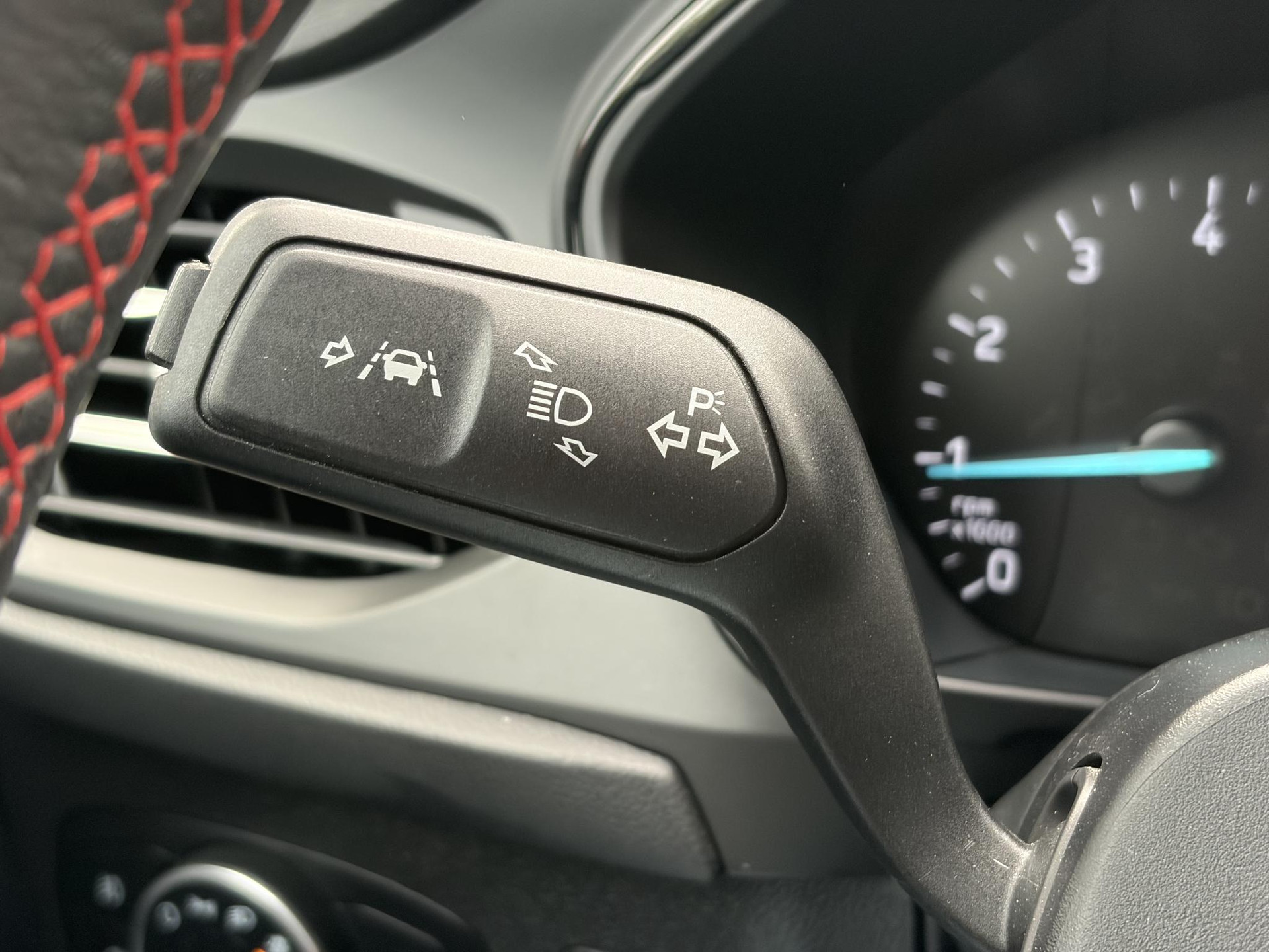 Ford Focus 1.0 EcoBoost ST Line Business 2e Eigenaar l Navi l Clima l Cruise l 125pk l Keyless l Pdc V+A l 18 '' Lmv  l N.A.P l Apk tot 02-2028