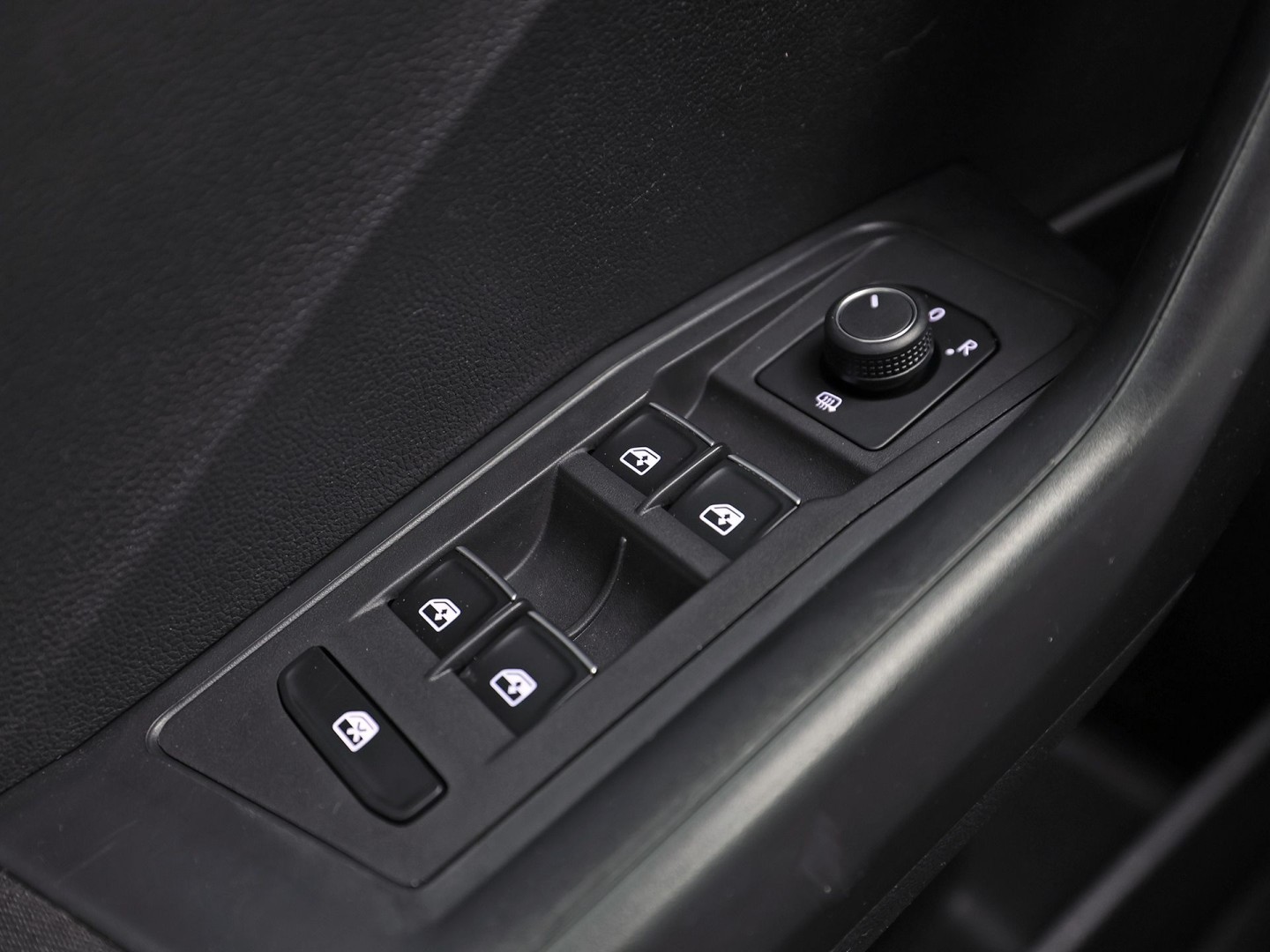 Volkswagen T-Roc 1.5 TSI Sport 150Pk (APPLE CARPLAY, GROOT NAVI, STUUR/STOELVERWARMING, CAMERA, SPORTSTOELEN, ADAPTIVE CRUISE, CLIMATE, NIEUWE APK, NIEUWSTAAT)