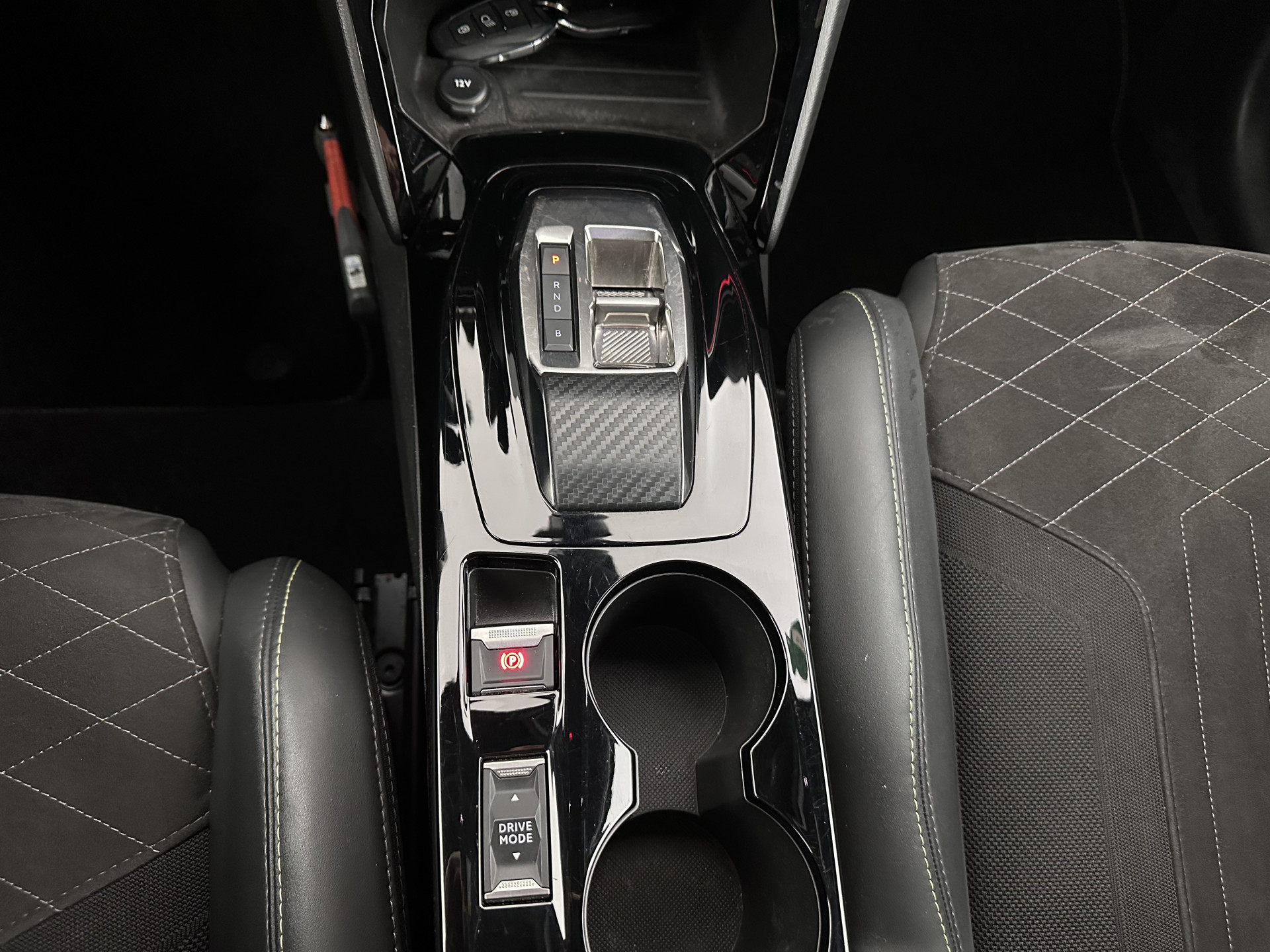 Peugeot e-208 EV GT Pack 50 kWh [ 3-Fase-11kW ] {SOH-88%] (INCL-BTW) *HEATPUMP | FULL-LED | DIGI-COCKPIT | BLINDSPOT | CAMERA | LEATHER-ALCANTARA | AMBIENTLIGHT | NAVI-FULLMAP | LANE-ASSIST | KEYLESS | DAB | CCS-FASTLOADER | HEATED-SPORTSEATS | PRIV