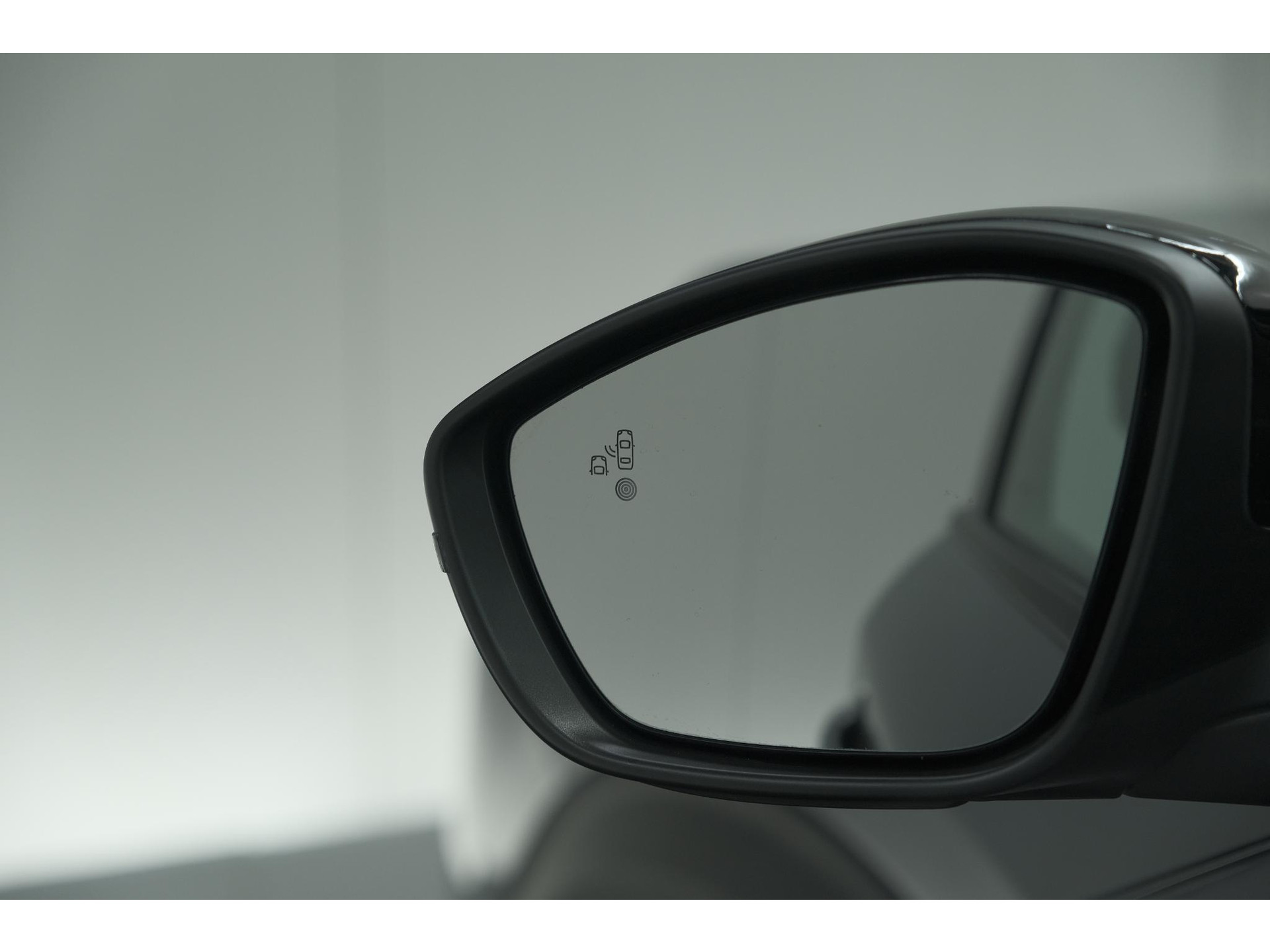 Peugeot e-2008 EV GT Avantage 54 kWh | 96.8% SOH | 11 KW Lader | 360 Camera | Panoramadak | Dodehoekdetectie