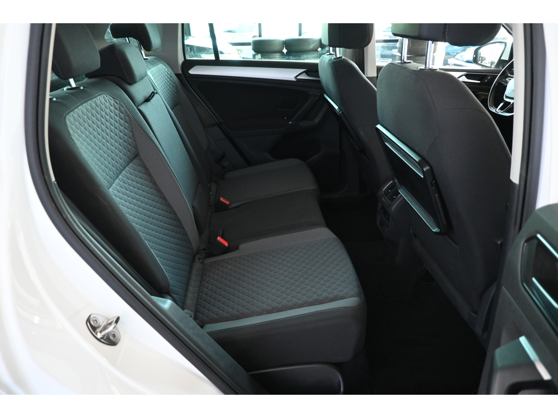 Volkswagen Tiguan 1.4 TSI Highline R-Line Clima Navigatie Carplay 1e Eigenaar Trekhaak Rijklaarprijs! Inruil Mogelijk!