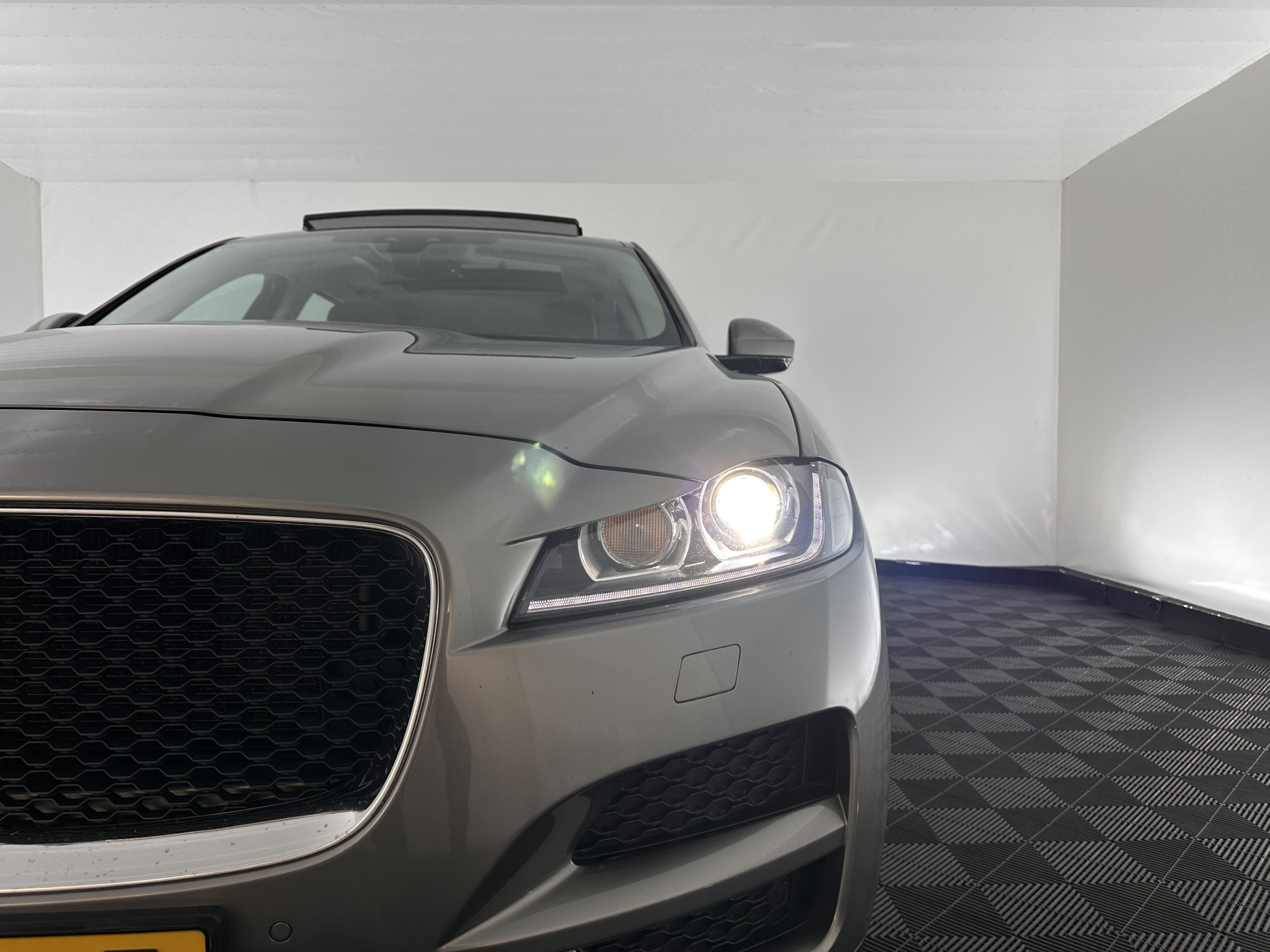 Jaguar F-PACE 3.0d First Edition AWD (INCL-BTW) Aut. *PANO | LEATHER | XENON | MEMORY-PACK | DIGI-COCKPIT | MERIDIAN-SOUND | NAVI-FULLMAP | CAMERA | HEATED-COMFORTSEATS | AMBIENTLIGHT | SHIFTPADDLES | ECC | PDC | CRUISE | TOWBAR