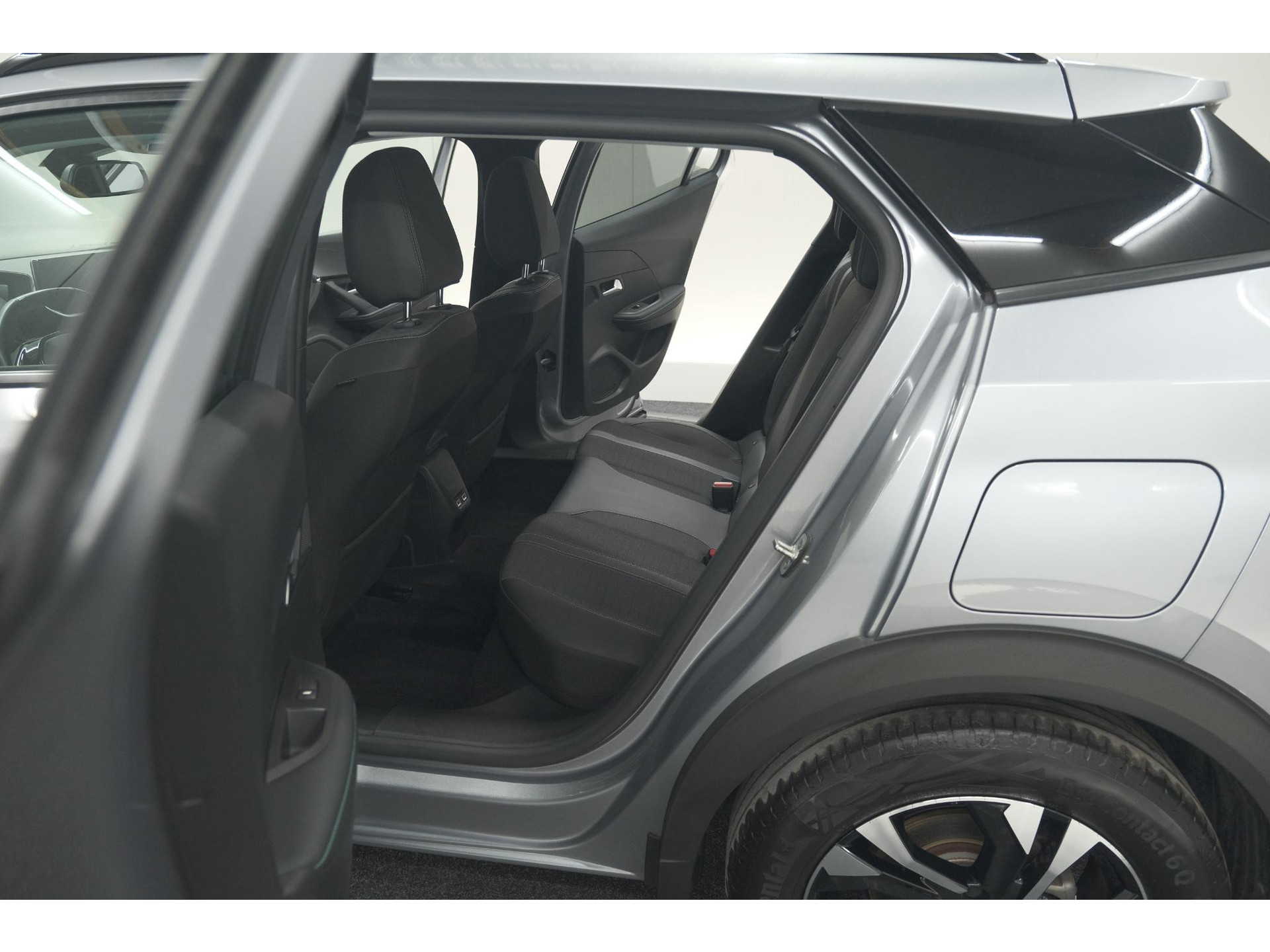 Peugeot e-2008 EV Allure Pack 50 kWh | 3 Fase Laadfunctie | Camera | Navigatie | Parkeersensoren | Apple Carplay