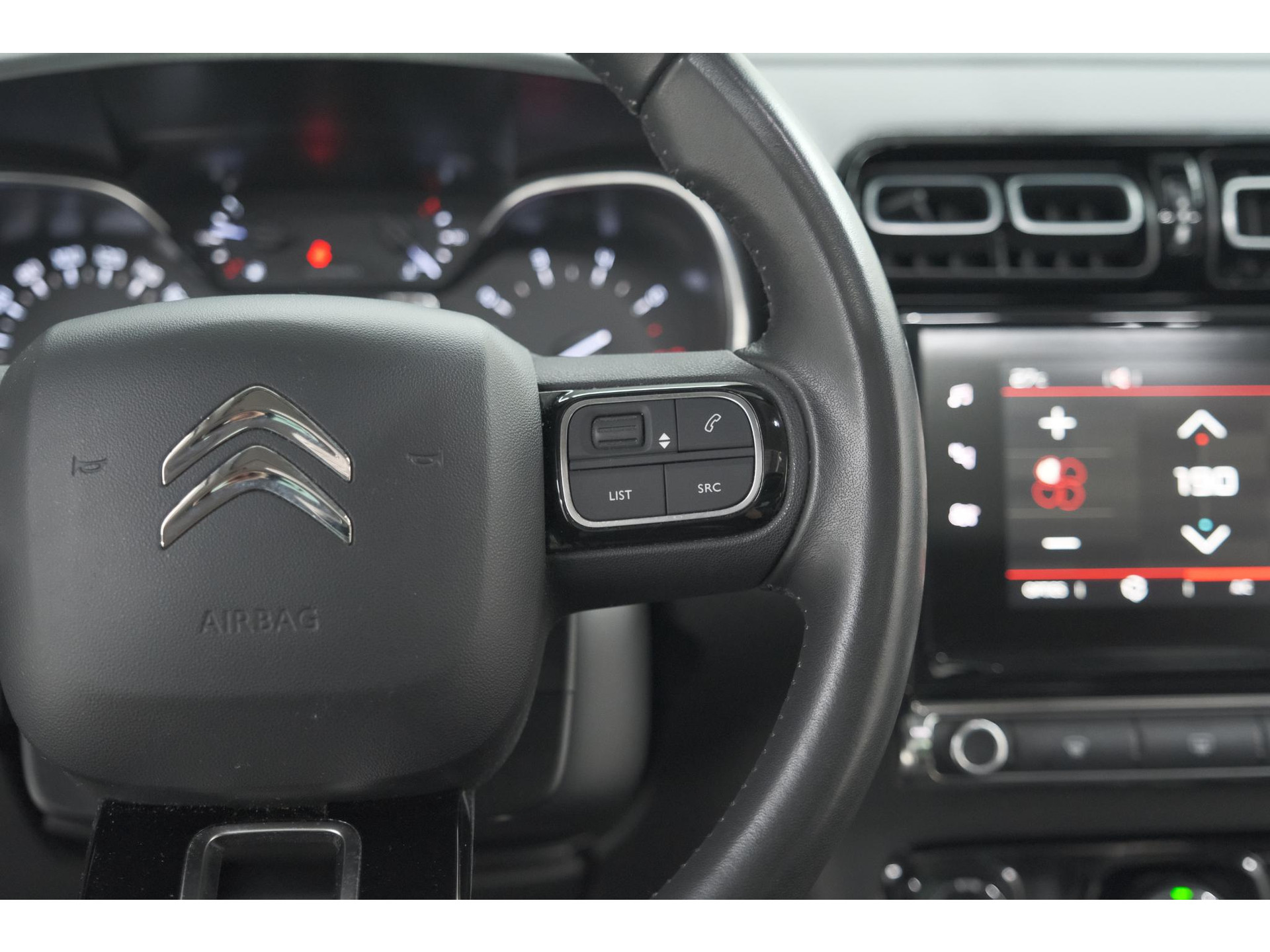 Citroen C3 Aircross PureTech 110 EAT6 Shine | Trekhaak | Panoramadak | Head-Up Display | Camera | Navigatie