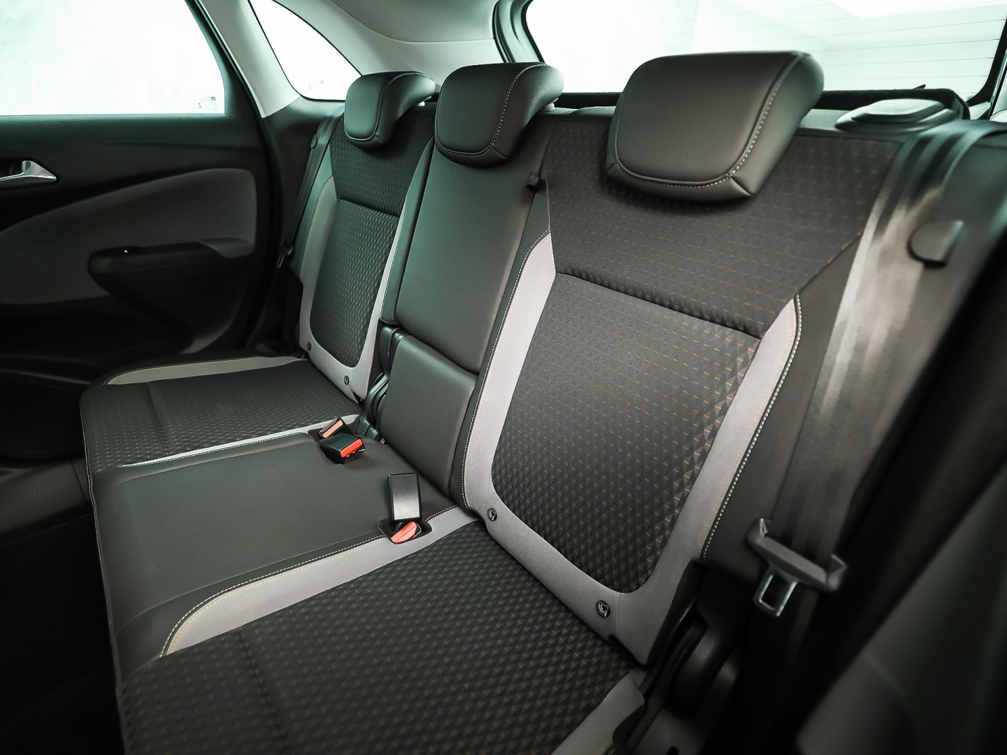 Opel Crossland X 1.2 Turbo Innovation (APPLE CARPLAY, GROOT NAVI, CLIMATE, 360 CAMERA, STUUR/STOELVERWARMING, SPORTSTOELEN, GETINT GLAS, CRUISE, NIEUWSTAAT)