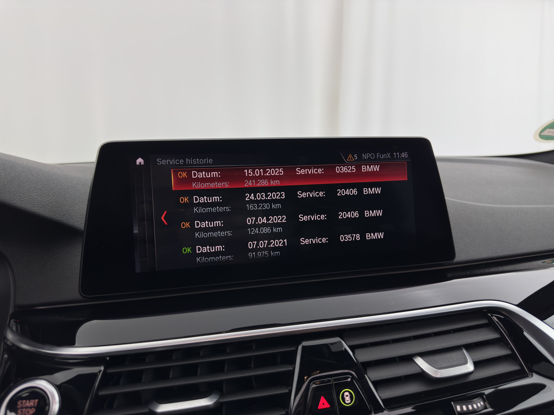 BMW 5-serie Touring 530d Sportline High Executive Aut. *PANO | LEATHER | FULL-LED | MEMORY-PACK | TOP-VIEW | HEATED-COMFORTSEATS | NAVI-FULLMAP | PRIVACY-GLASS | AMBIENT-LIGHT | ECC | CARPLAY | PDC | TOWBAR | SHIFT-PADDLES | 20"ALU*