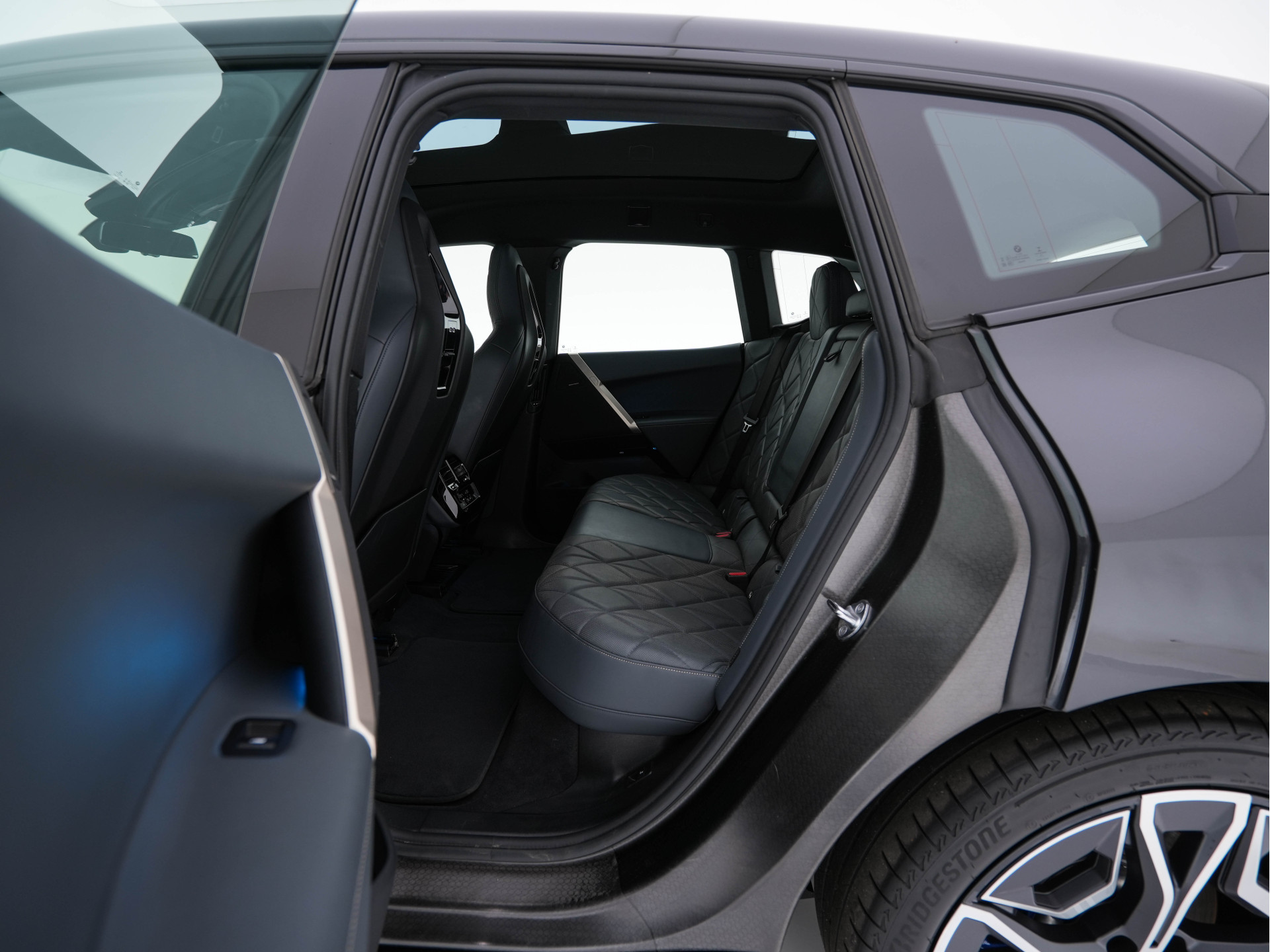 BMW iX xDrive40 High Executive 77 kWh ( 3-Fase ) {SOH-100%} (INCL-BTW) Aut. *PANO | HEAD-UP | HARMAN/KARDON-SURROUND | SOFT-CLOSE | DAB+ | DIGI-COCKPIT | HEATED-COMFORTSEATS | FULL-LED | CARPLAY | TOWBAR | AMBIENT-LIGHT | TOPVIEW | MEMORY-PACK |