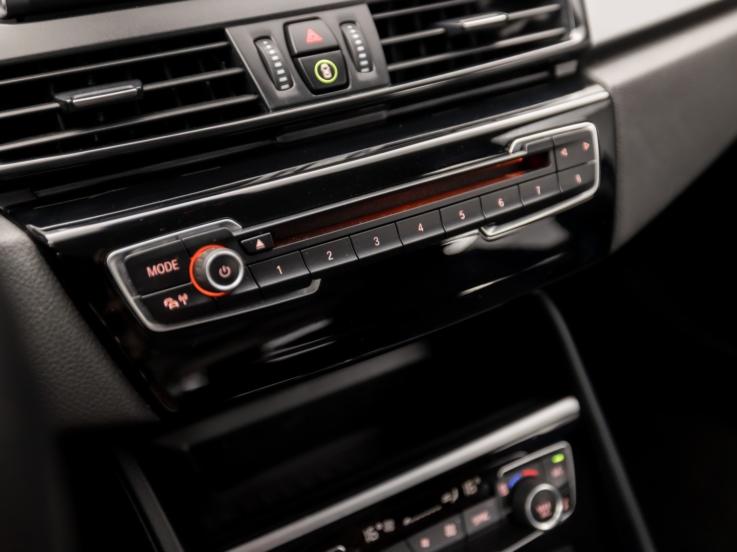 BMW 2 Serie 220i High Executive 7 Persoons 192Pk Automaat (NAVIGATIE, 4 CILINDER, 1e EIGENAAR, CLIMATE, GETINT GLAS, PARKEERSENSOREN, SPORTSTOELEN, CRUISE, NIEUWE APK, NIEUWSTAAT)