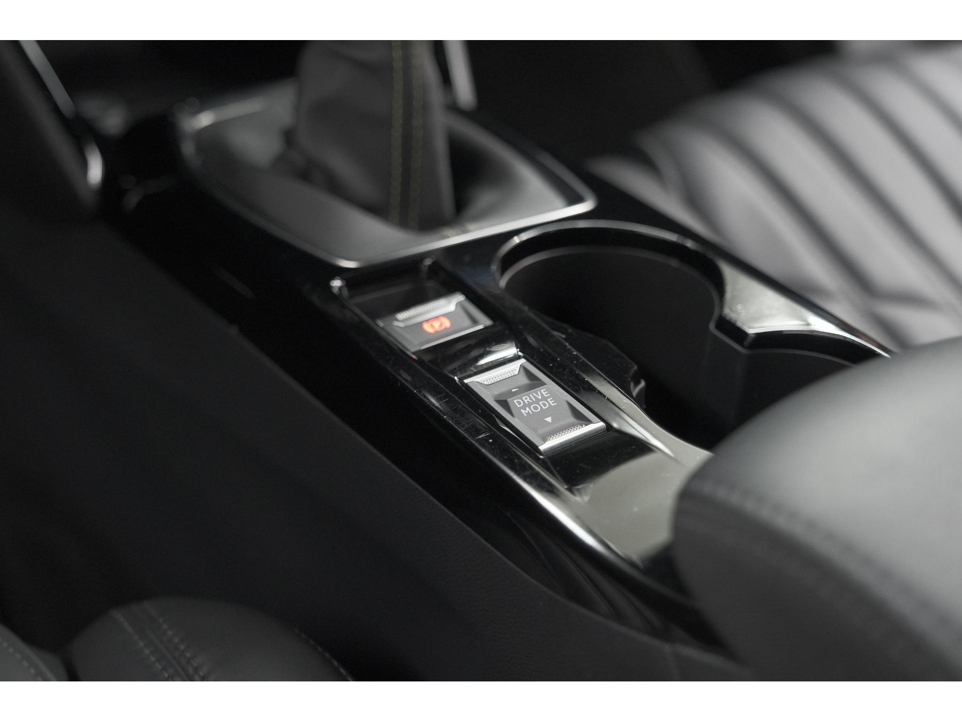 Peugeot 2008 PureTech 130 GT Pack | Leer-pakket | Camera | Dodehoekdetectie | Apple Carplay | Stoelverwarming