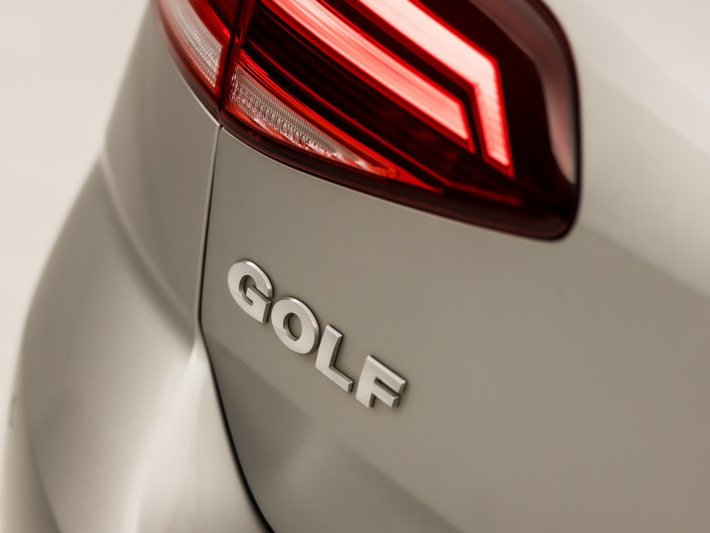 Volkswagen Golf 1.5 TSI 131PK Sportline (APPLE CARPLAY, GROOT NAVI, 4 CILINDER, CLIMATE, LED KOPLAMPEN, STOELVERWARMING, SPORTSTOELEN, GETINT GLAS, LM VELGEN, ADAPTIVE CRUISE, PARKEERSENSOREN, NIEUWSTAAT)