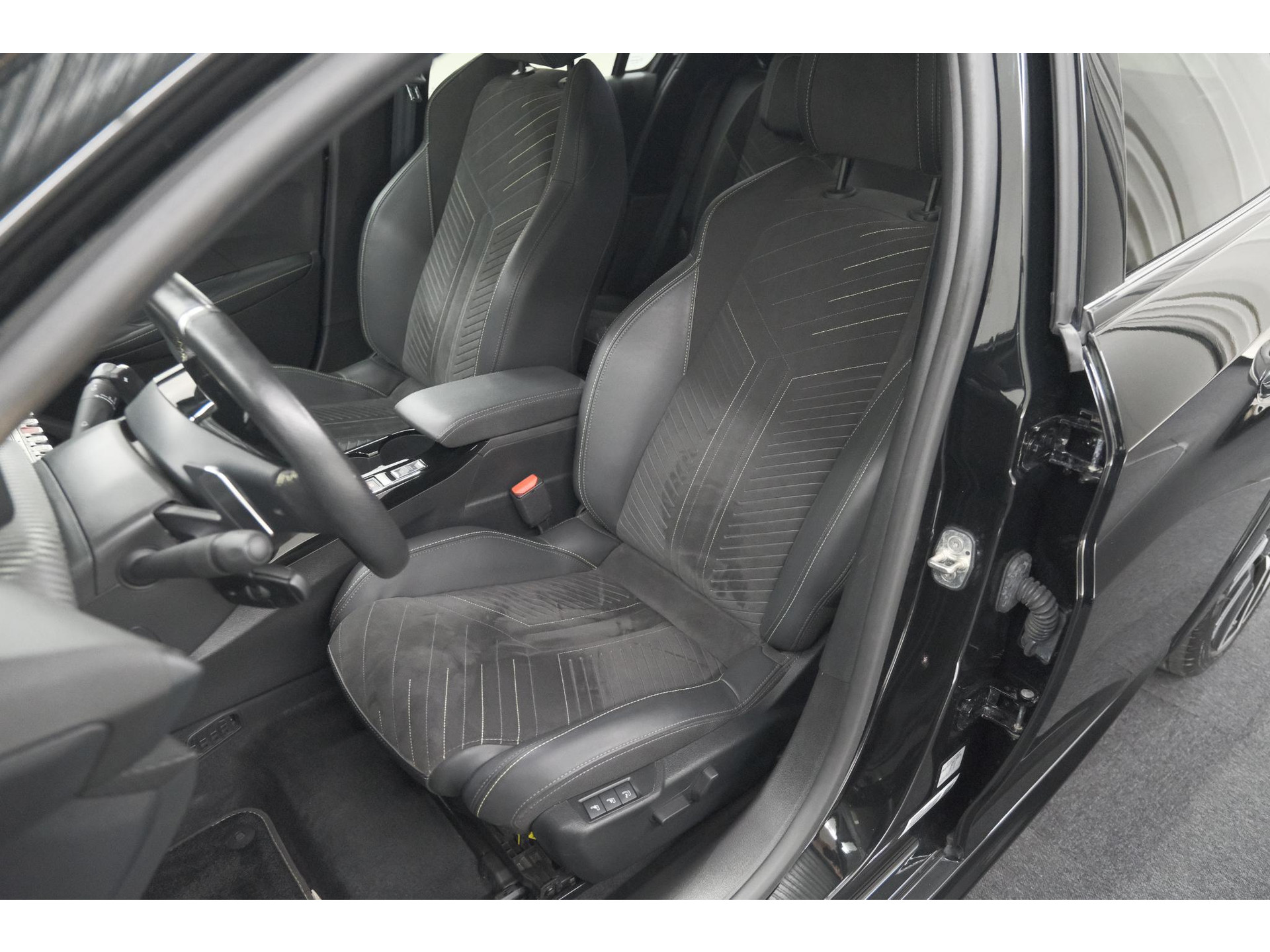 Peugeot 208 1.2 Hybrid 145 e-DCS6 GT | Alcantara Pakket | Camera | Apple Carplay | Stoelverwarming