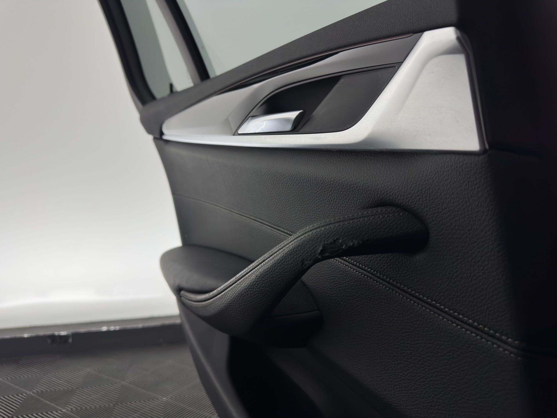 BMW 5-serie Touring 530d Sportline High Executive Aut. *PANO | LEATHER | FULL-LED | MEMORY-PACK | TOP-VIEW | HEATED-COMFORTSEATS | NAVI-FULLMAP | PRIVACY-GLASS | AMBIENT-LIGHT | ECC | CARPLAY | PDC | TOWBAR | SHIFT-PADDLES | 20"ALU*