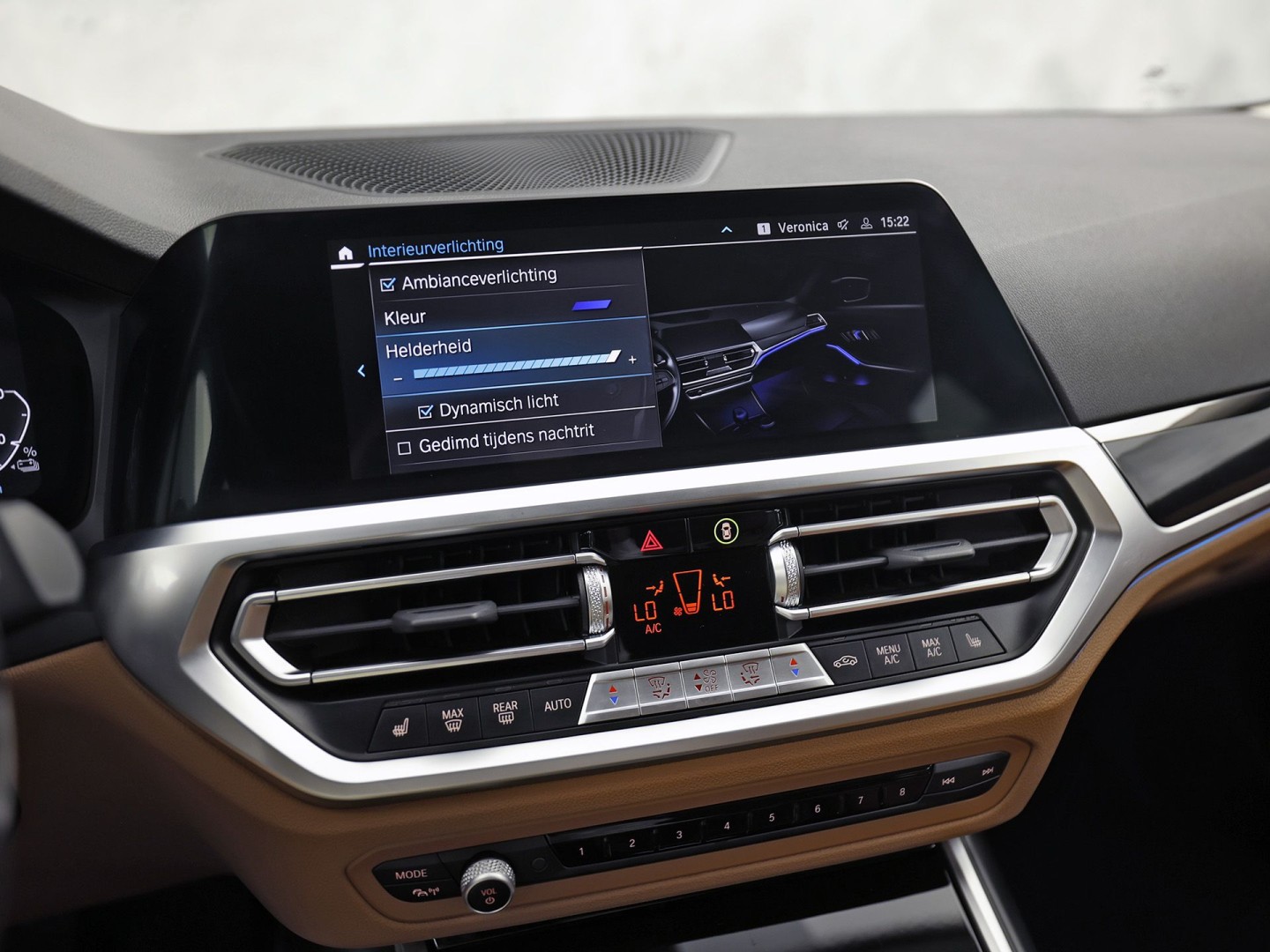 BMW 3-serie Touring 330e Sport 292Pk Automaat (APPLE CARPLAY, SOH 90,2%, GROOT NAVI, COGNAC LEDER, CAMERA, STOELVERWARMING, SFEERVERLICHTING, ELEK ACHTERKLEP, GETINT GLAS, NIEUWSTAAT)
