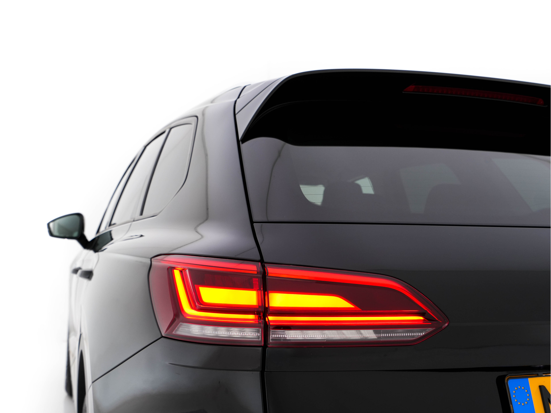 Volkswagen Touareg 3.0 TDI R-Line (INCL-BTW) Aut. *LEATHER | FULL-LED | BLIND-SPOT | HEATED-COMFORTSEATS | AIR-SUSPENSION | KEYLESS | CAMERA | NAVI-FULLMAP | PRIVACY-GLASS | ADAPTIVE-CRUISE |  SHIFT-PADDLES | TOWBAR*