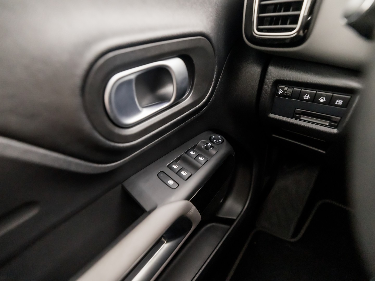 Citroën C5 Aircross 1.6 Plug-in Hybrid 225 Deluxe Sport 225Pk Automaat (APPLE CARPLAY, SOH 93%, GROOT NAVI, 360 CAMERA, GETINT GLAS, ELEK SPORTSTOELEN, LEDER, STOELVERWARMING, ADAPTIVE CRUISE, NIEUWSTAAT)