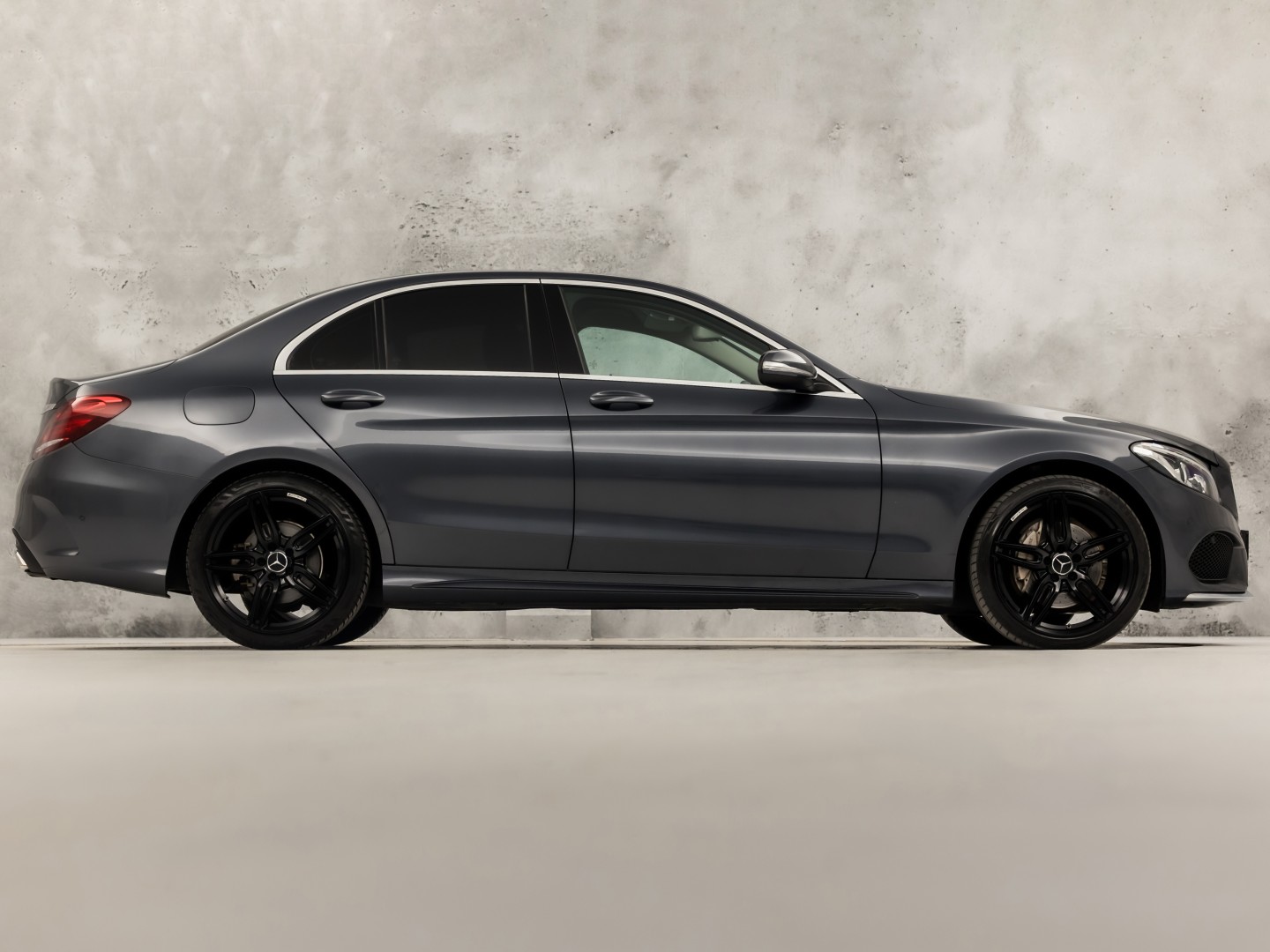 Mercedes-Benz C-Klasse 180 AMG Sport 156Pk Automaat (NAVIGATIE, LEDER, GETINT GLAS, ELEK SPORTSTOELEN, CRUISE, LED KOPLAMPEN, NIEUWSTAAT)