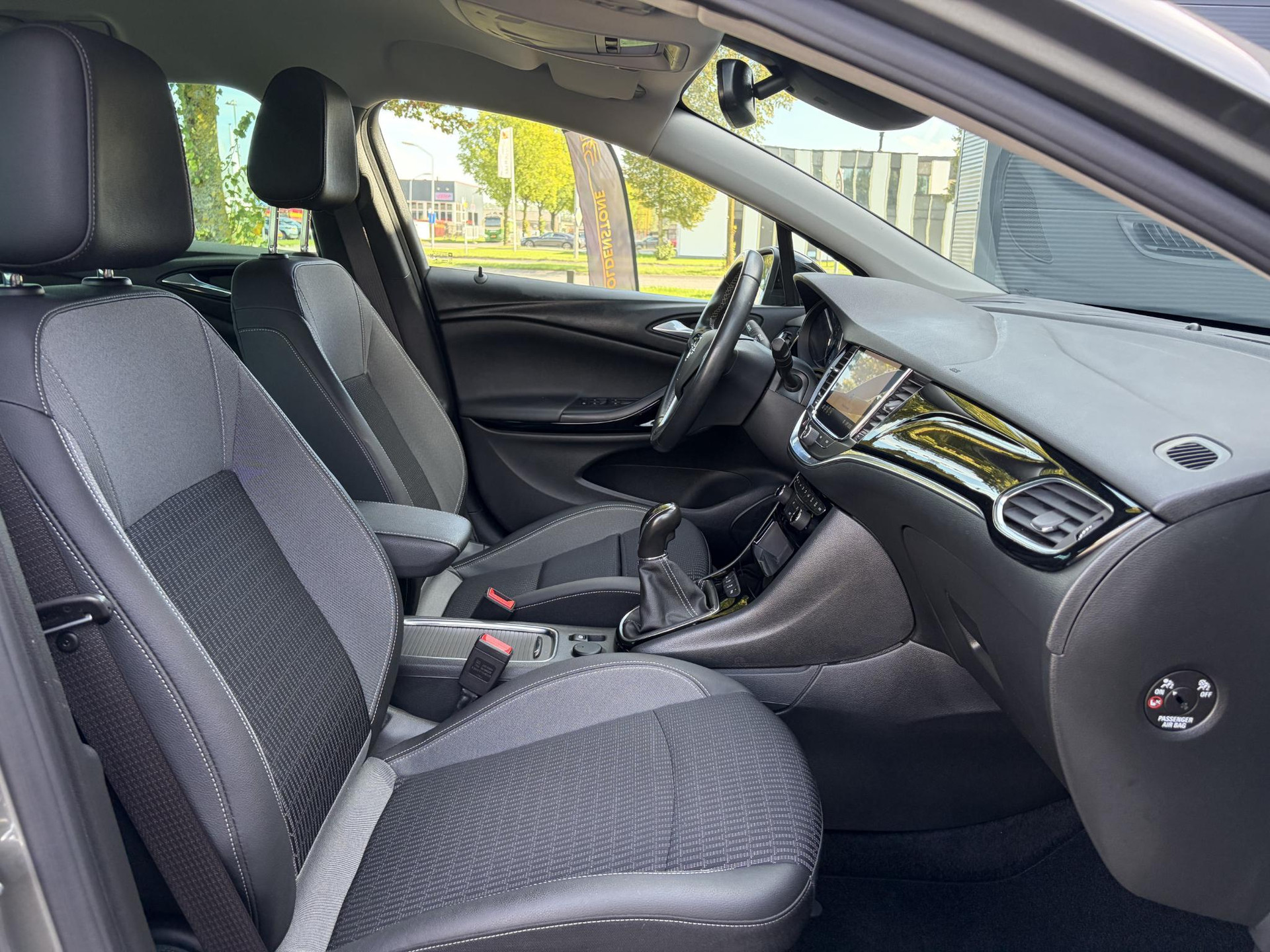 Opel Astra Sports Tourer 1.2 Business Elegance ✓1e Eigenaar✓110pk✓Carplay✓Camera✓Navi✓Clima✓Cruise✓Halfleder✓Comfortstoel✓Pdc V+A✓6 Bak✓Dealer Onderhouden✓Keyless✓Lm velgen✓N.A.P✓Apk tot 06-2027