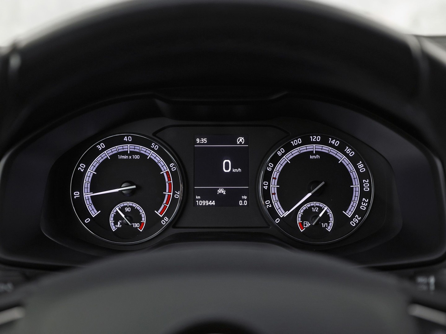 Škoda Karoq 1.5 TSI ACT Sport 150Pk (APPLE CARPLAY, CLIMATE, STOELVERWARMING, GETINT GLAS, SPORTSTOELEN, PARKEERSENSOREN, CRUISE, NIEUWSTAAT)