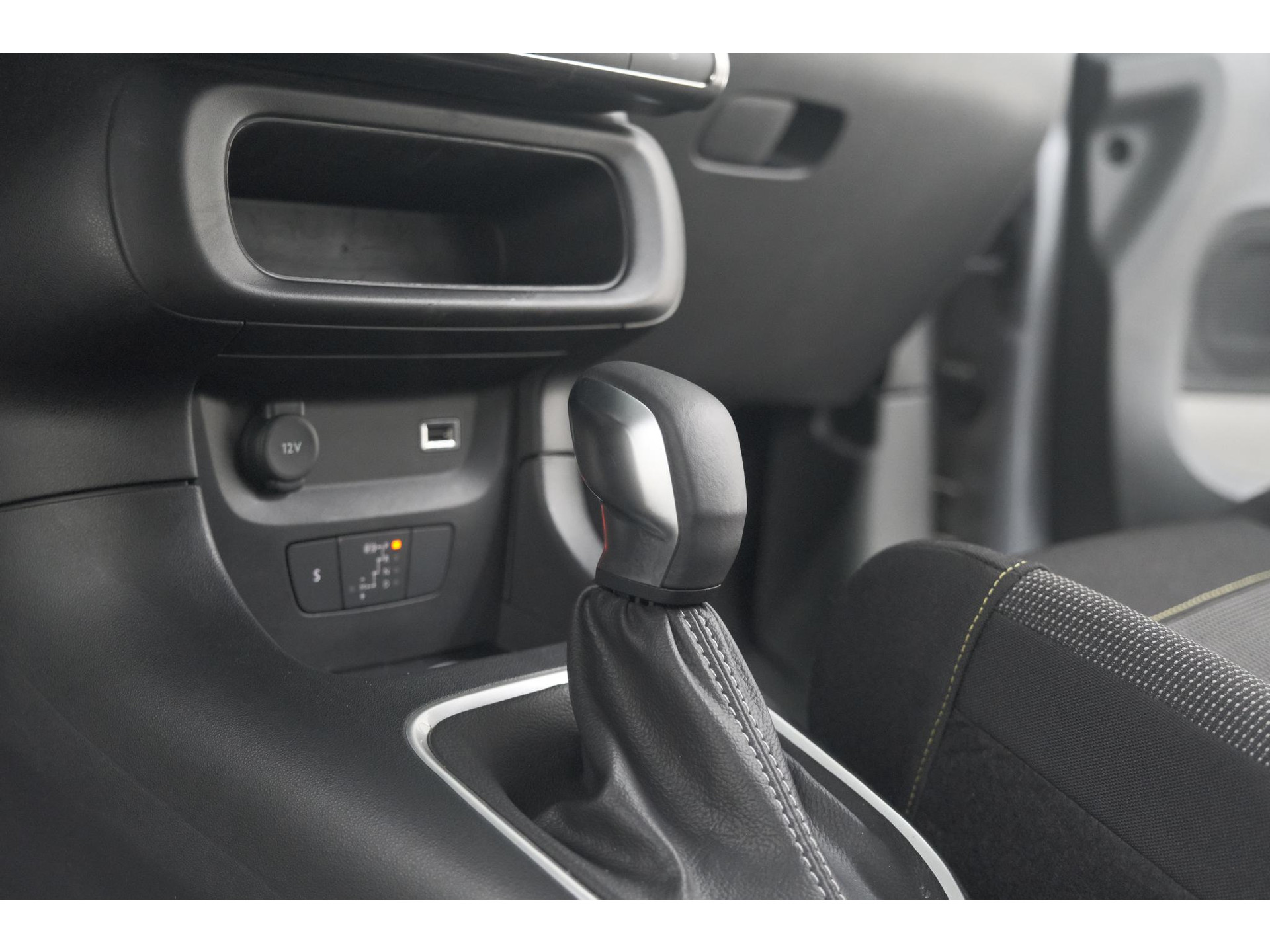 Citroen C3 PureTech 110 EAT6 Max | Apple Carplay | Parkeersensoren | Climate Control | 16 Inch Lichtmetalen Velgen