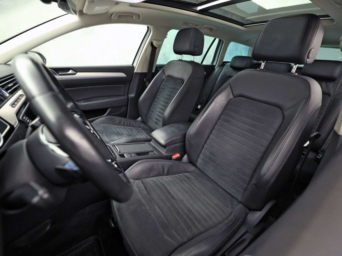 Volkswagen Passat Variant 1.4 TSI GTE HighLine Sport Automaat (PANORAMADAK, APPLE CARPLAY, SOH 77,9%, GROOT NAVI, CAMERA, TREKHAAK, KEYLESS, SPORTSTOELEN, STOELVERWARMING, GETINT GLAS, NIEUWSTAAT)