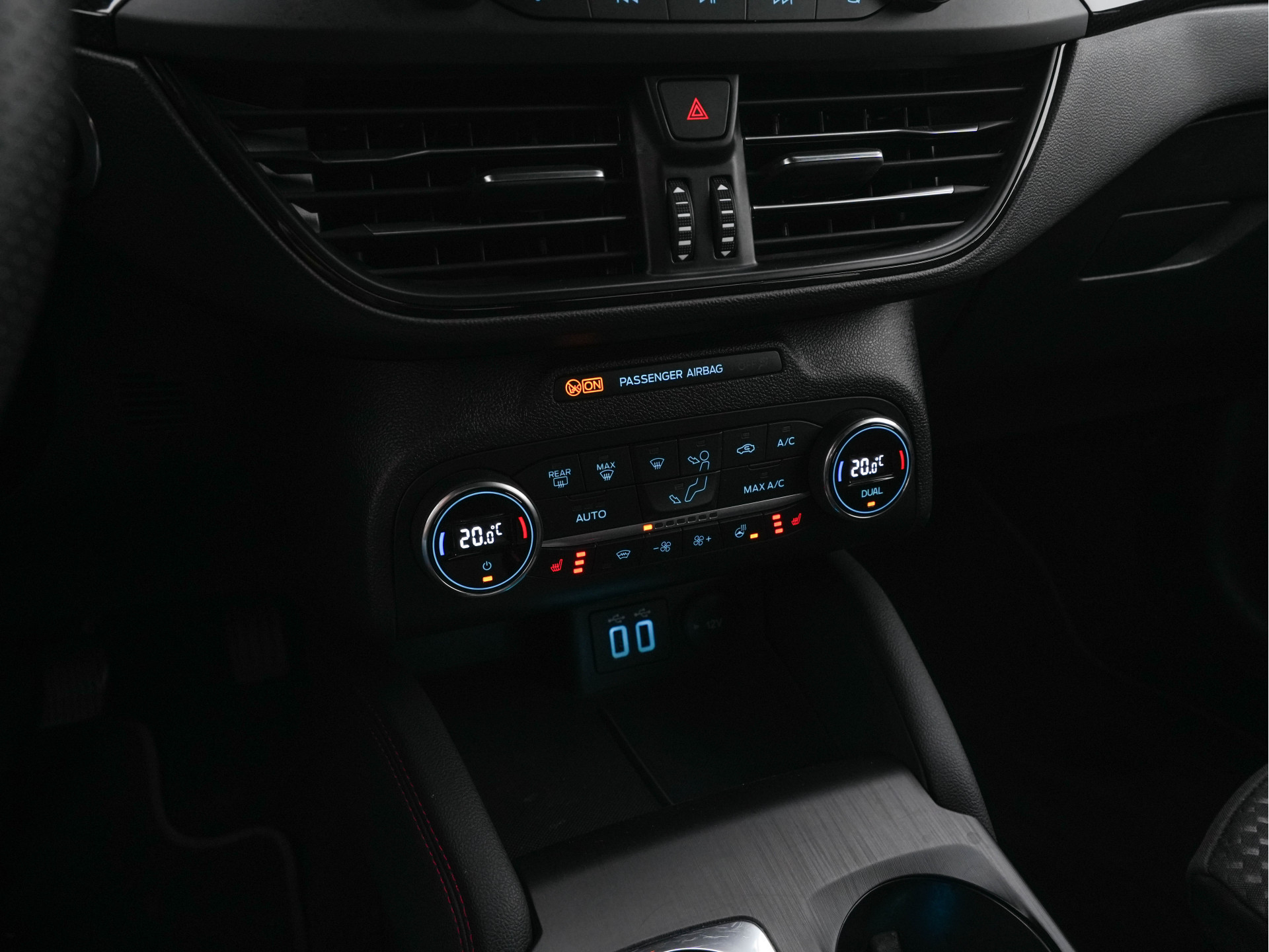 Ford Focus Wagon 2.0 ST-Line-X Business EcoBlue (INCL-BTW) Aut. *ADAPTIVE-CRUISE | DIGI-COCKPIT | KEYLESS | CAMERA | NAVI-FULLMAP | HEATED-SPORTSEATS | DAB+ | SHIFT-PADDLES | ECC | PDC | TOWBAR | 18''ALU*