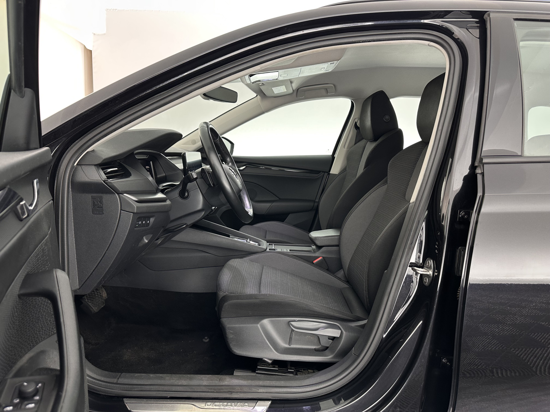 ŠKODA Octavia Combi 1.4 TSI iV PHEV Business Edition (Plug-in) (INCL-BTW) *FULL-LED | DIGI-COCKPIT | COMFORTSEATS | NAVI-FULLMAP | PRIVACY-GLASS | DAB | SHIFTPADDLES | ECC | PDC | CRUISE | TOWBAR | 18''ALU*