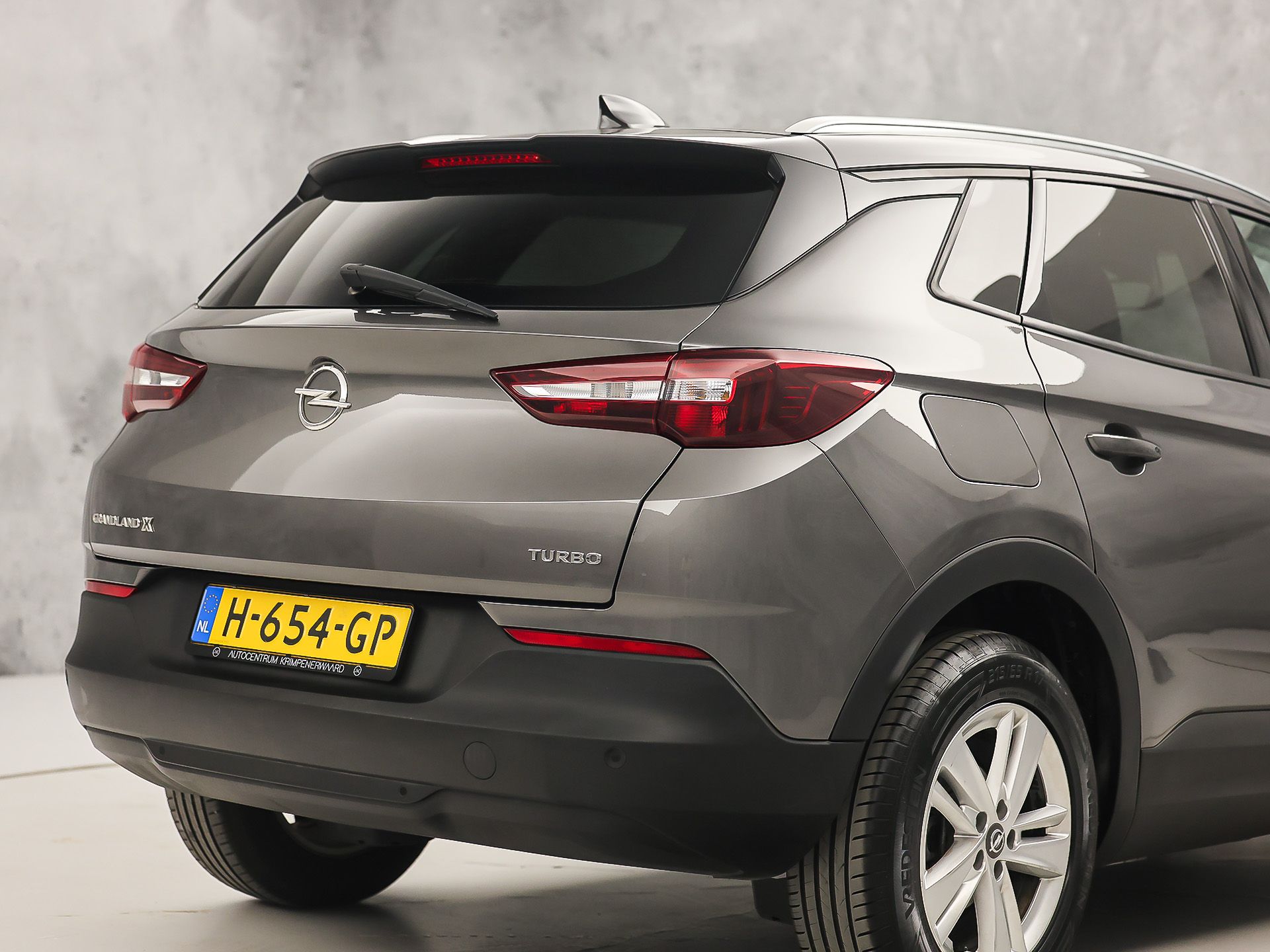 Opel Grandland X 1.2 Turbo Sport Automaat (APPLE CARPLAY, GROOT NAVI, CLIMATE, STUUR/STOELVERWARMING, SPORTSTOELEN, PARKEERSENSOREN, GETINT GLAS, CRUISE, NIEUWSTAAT)