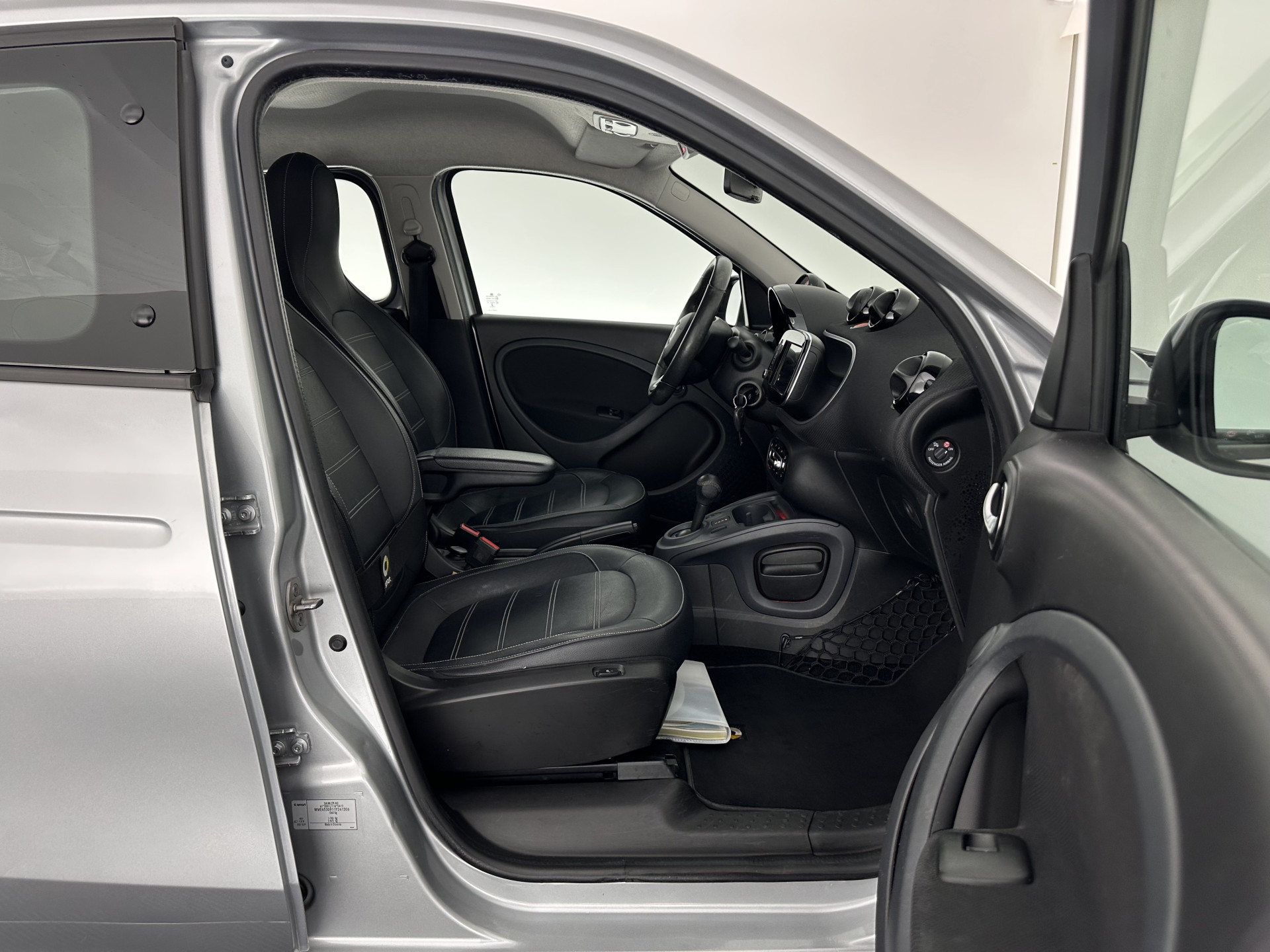 Smart forfour EQ Business Solution 18 kWh [ 3-Fase ] {SOH-89%} (INCL-BTW) Aut. *NAVI-FULLMAP | LEATHER | ECC | CRUISE | HEATED-COMFORT-SEATS | 15"ALU*