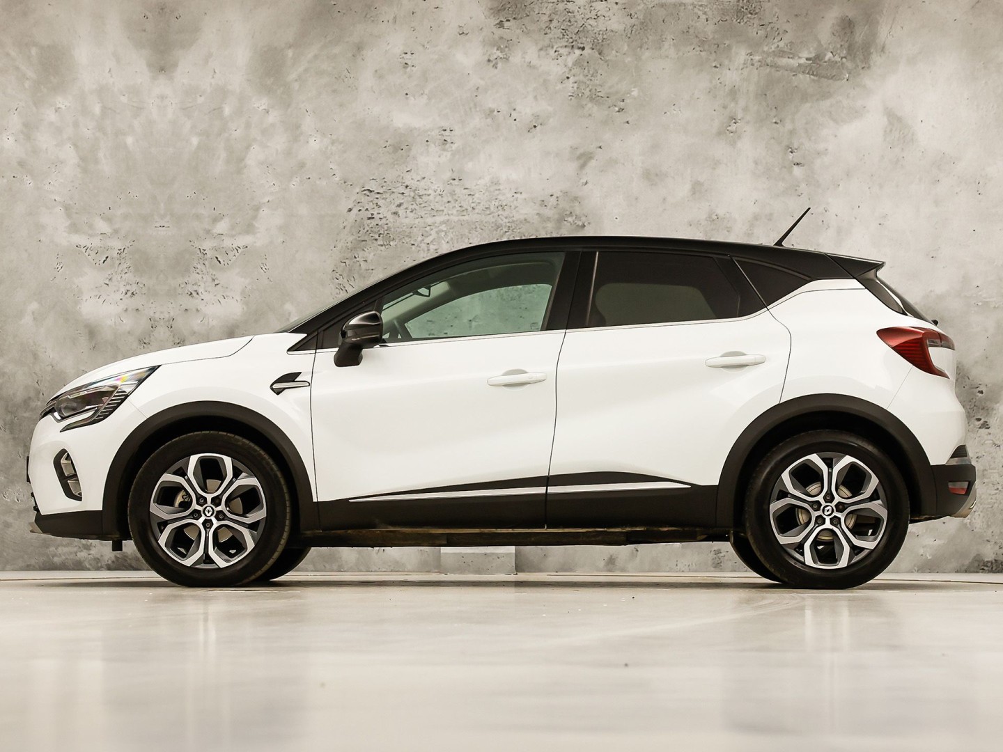 Renault Captur 1.3 TCe 140 Intens Sport 140Pk Automaat (VIRTUAL COCKPIT, APPLE CARPLAY, GROOT NAVI, CAMERA, CLIMATE, SPORTSTOELEN, LEDER, GETINT GLAS, CRUISE, NIEUWSTAAT)