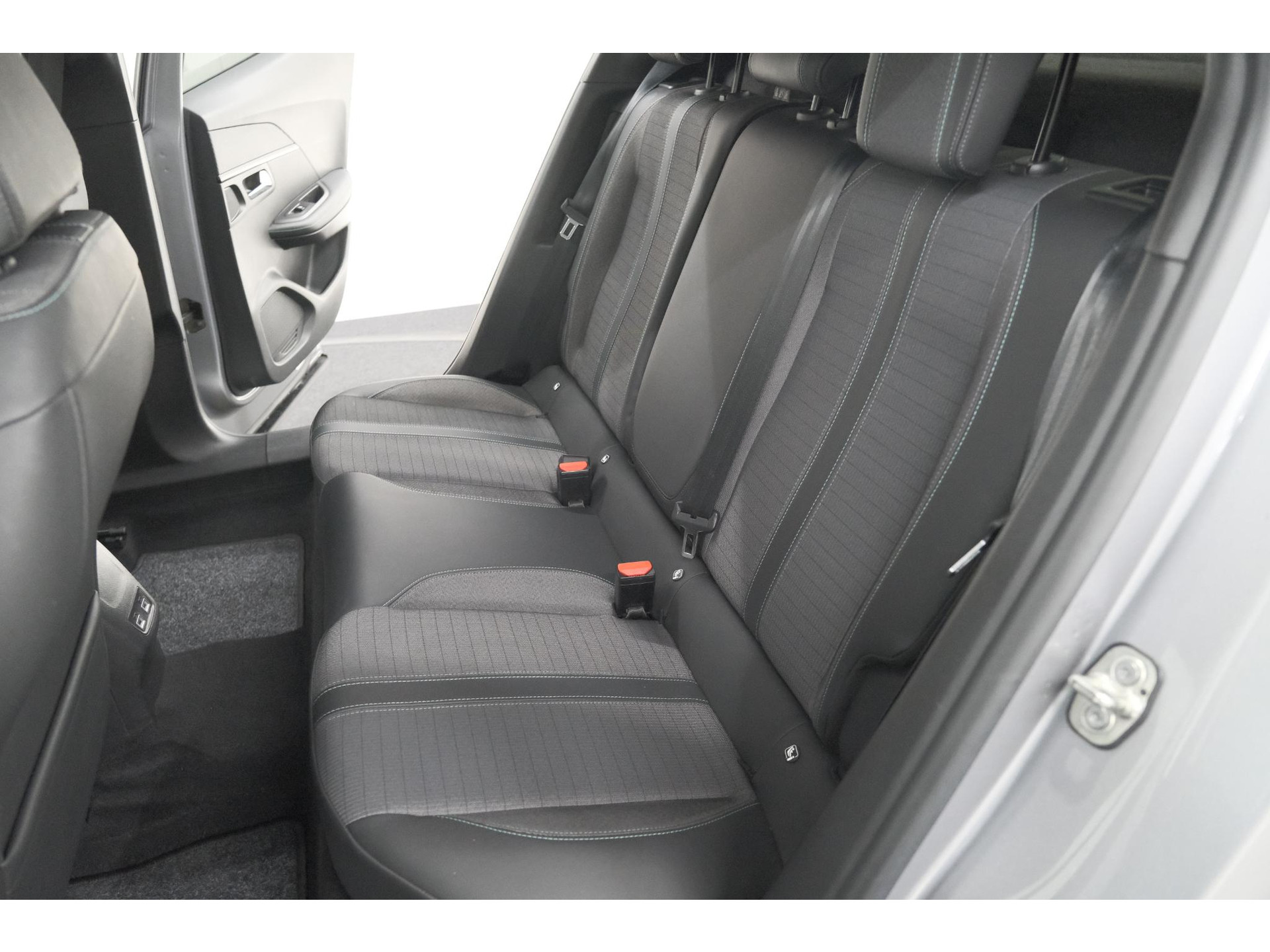 Peugeot e-2008 EV Allure 50 kWh | SOH=96.7 % | 3 Fase Laadfunctie | Camera | Navigatie | Parkeersensoren | Apple Carplay