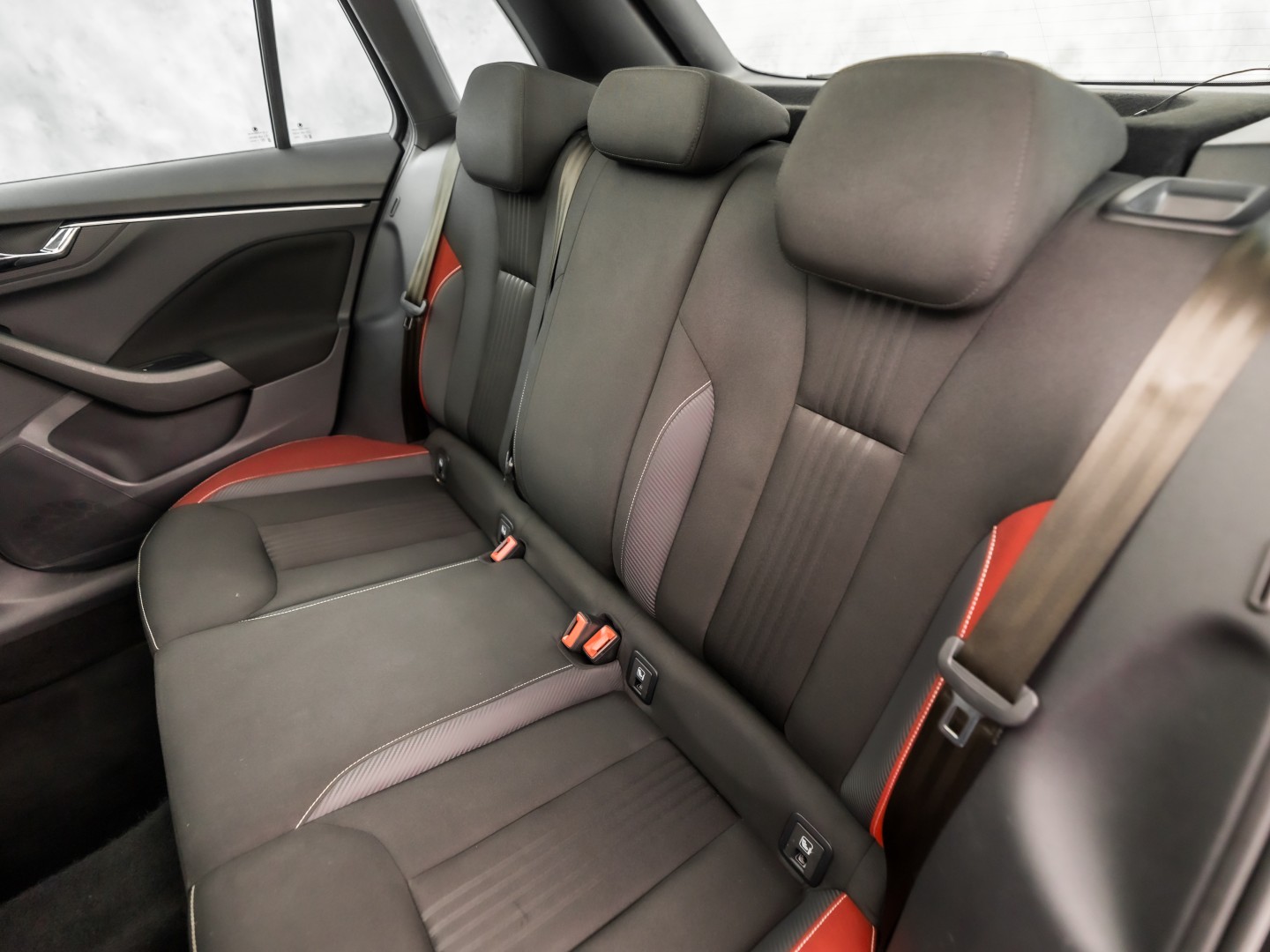 Škoda Kamiq 1.0 TSI Monte Carlo Automaat (PANORAMADAK, VIRTUAL COCKPIT, KUIPSTOELEN, APPLE CARPLAY, CAMERA, GETINT GLAS, ADAPTIVE CRUISE, KEYLESS, NIEUWSTAAT)