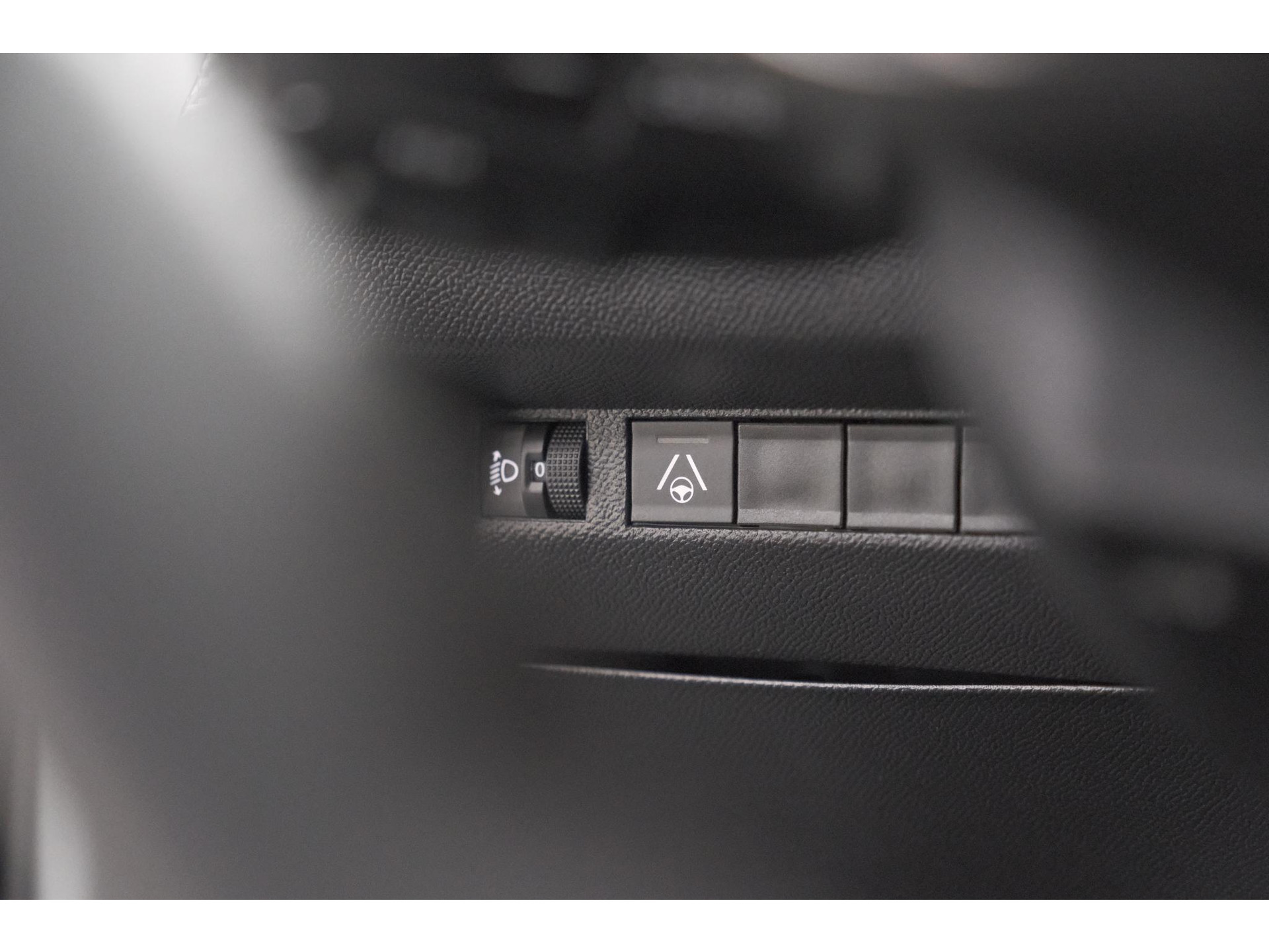 Peugeot 2008 PureTech 130 EAT8 Allure | Allseason banden | 360 Camera | Dodehoekdetectie | Apple Carplay | Stoelverwarming