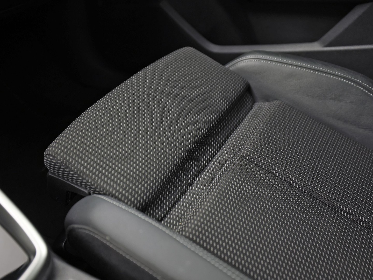 Audi A3 Sportback 30 TFSI S-Line Automaat (2X S-LINE, APPLE CARPLAY, STOELVERWARMING, PLAT S-LINE SPORTSTUUR, GETINT GLAS, SPORTSTOELEN, PARKEERSENSOREN, NIEUWSTAAT)