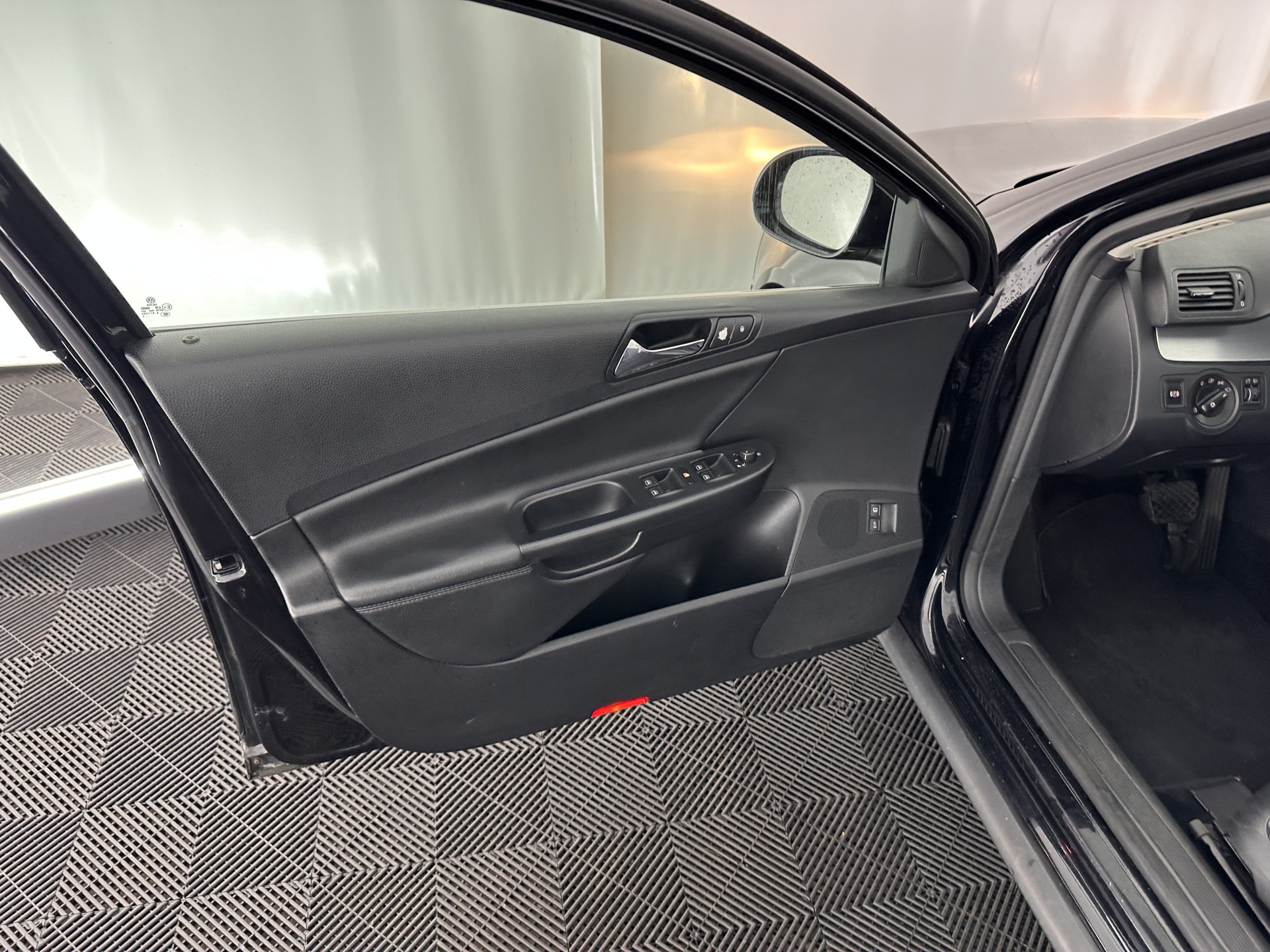 Volkswagen Passat 2.0 FSI Highline Aut. *NAVI-FULLMAP | LEATHER-ALCANTARA | SPORT-SEATS | ECC | HEATED-SEATS | PDC | CRUISE*