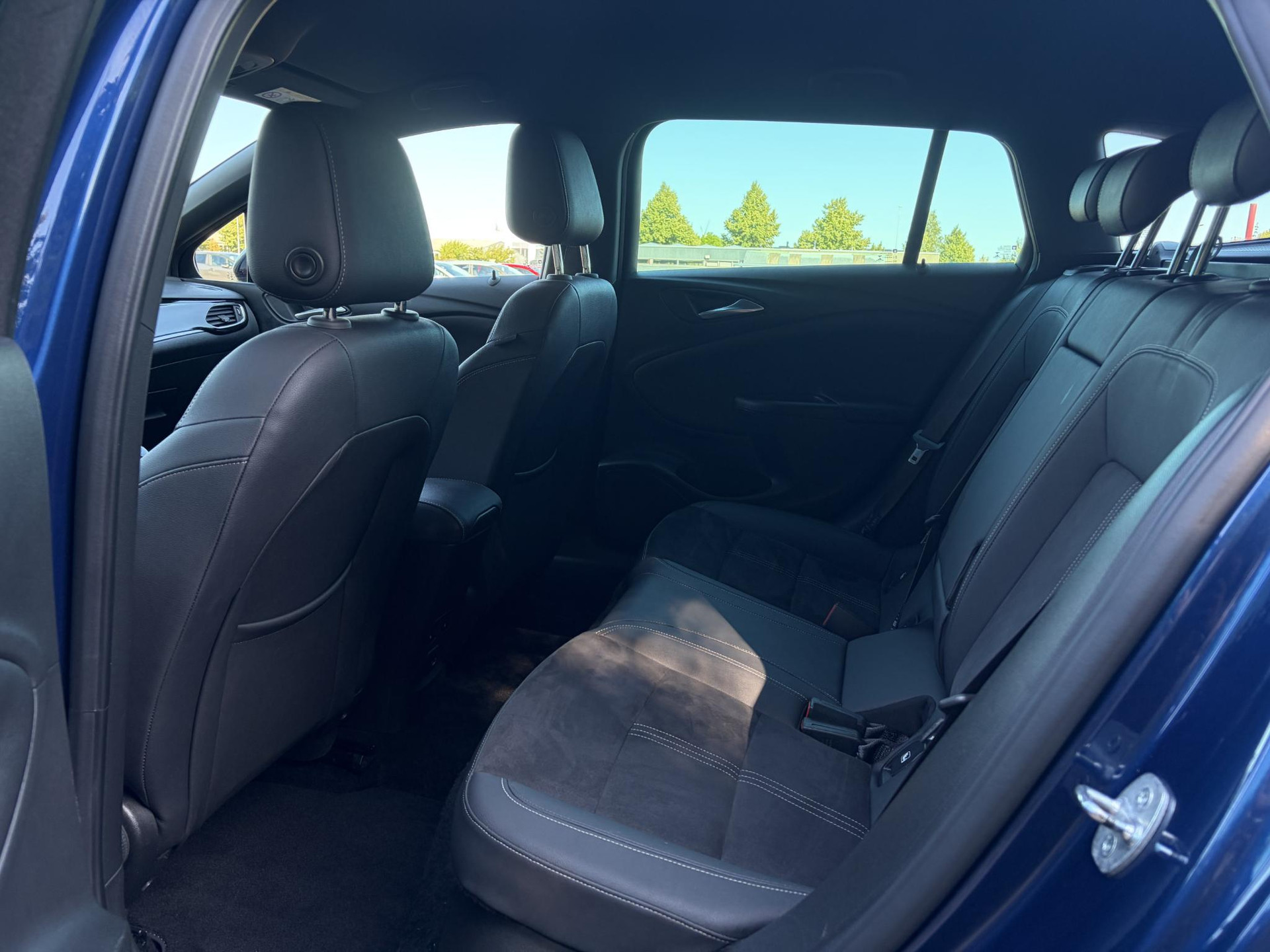 Opel Astra Sports Tourer 1.2 Ultimate ✓146pk✓2e Eigenaar✓Trekhaak✓Camera✓Carplay✓Navi✓Alcantara-Leder✓17''Lmv✓Stoelverw-Stuurverw✓Net beurt gehad✓Dodehoek✓Rijstrooksensor✓Pdc V+A✓6 Bak✓N.A.P✓Bj 11-2020✓Apk tot 08-2028